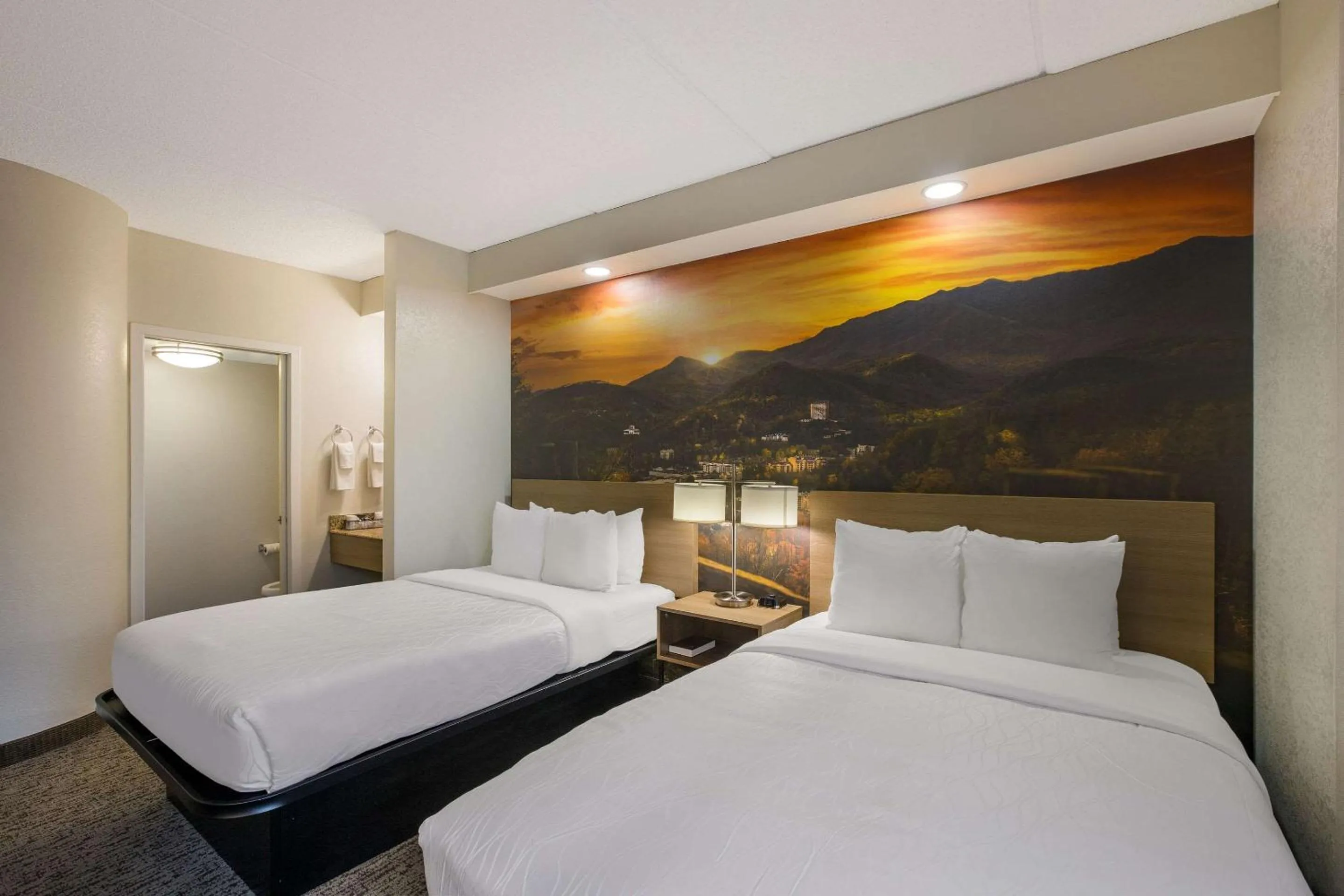 Bedroom, Bed in Clarion Pointe Sevierville-Pigeon Forge