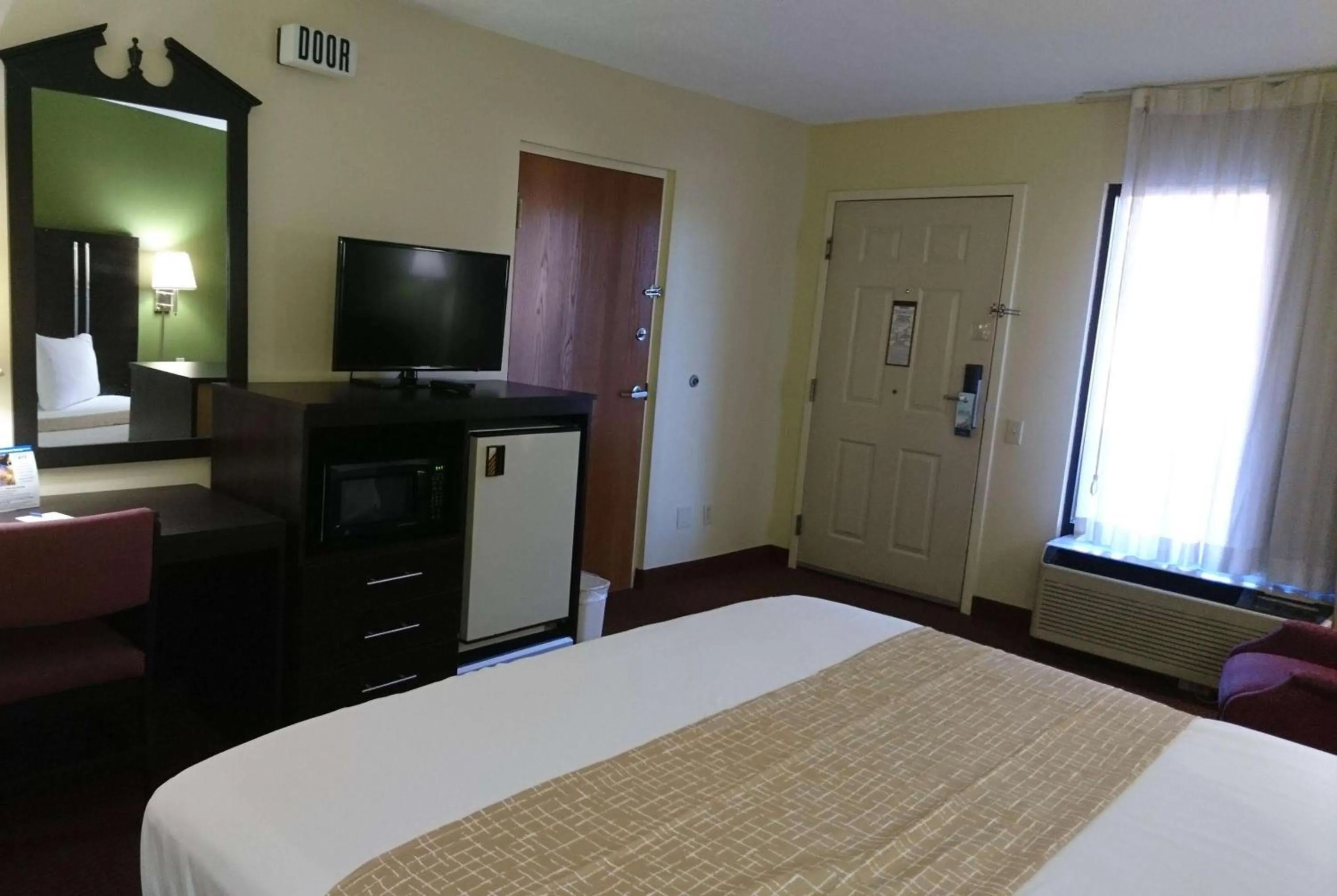 Photo of the whole room, Bed in Travelodge by Wyndham Knoxville East