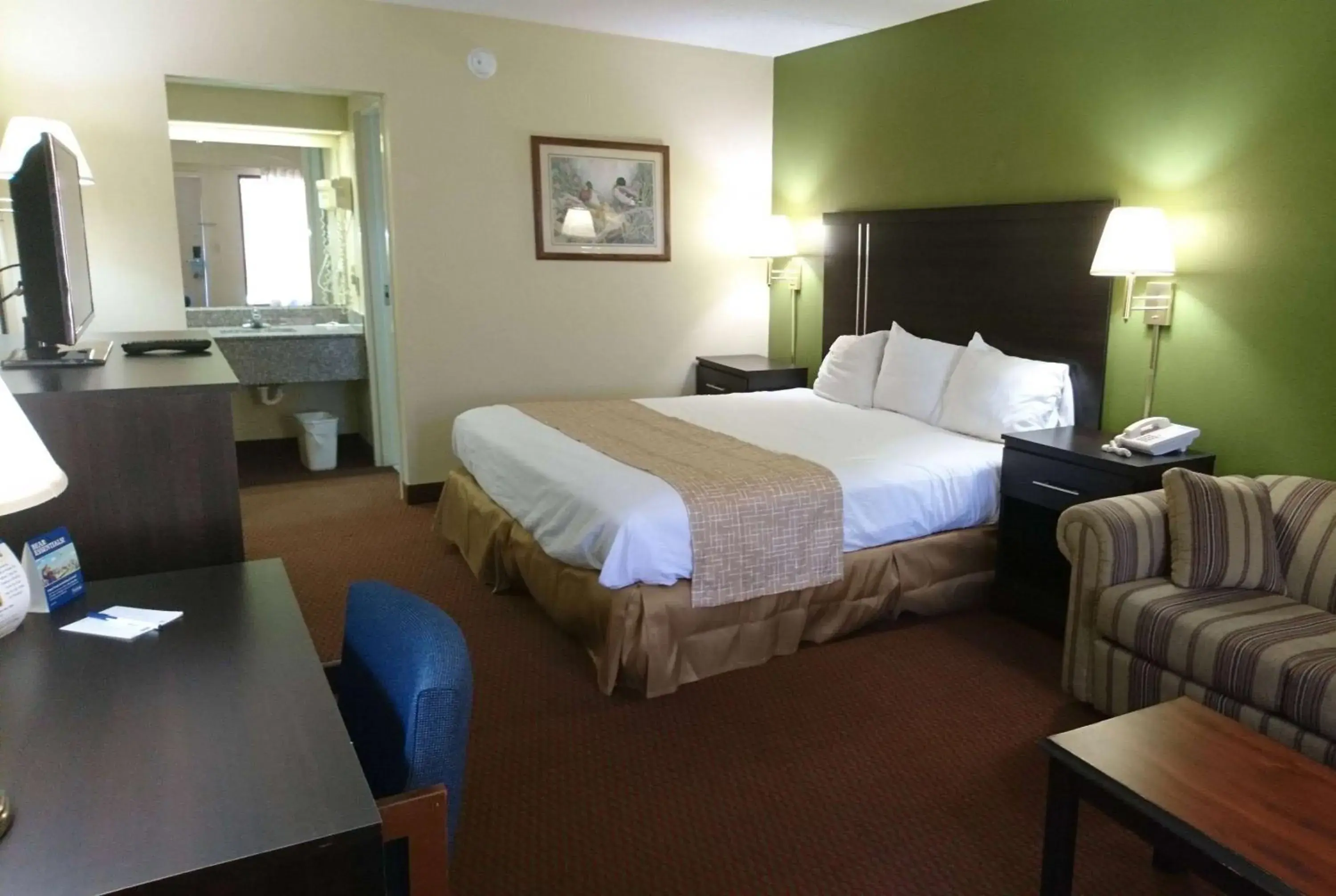 King Suite in Travelodge by Wyndham Knoxville East King Suite in Travelodge by Wyndham Knoxville East
