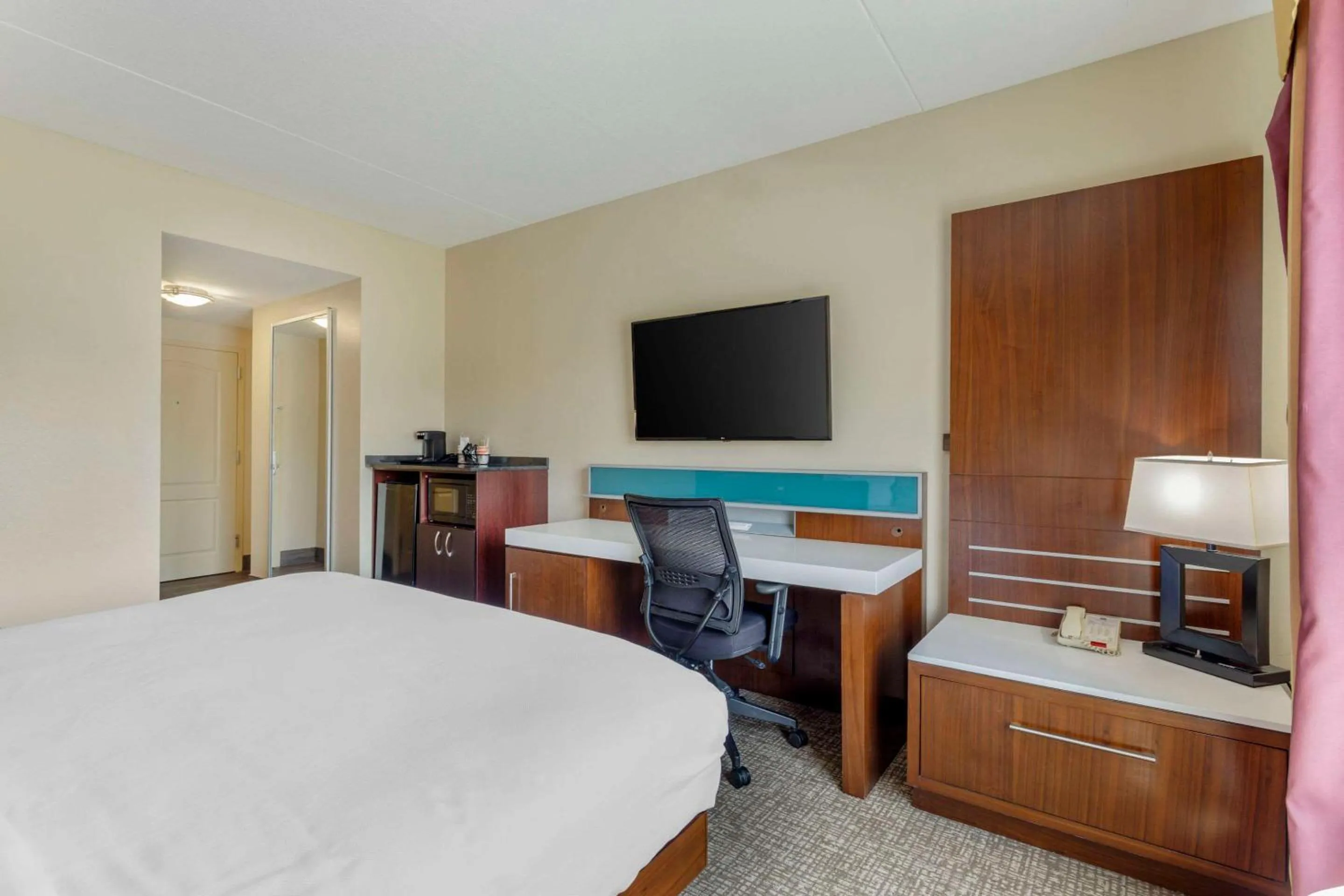 Bedroom, Bed in Comfort Suites Knoxville East