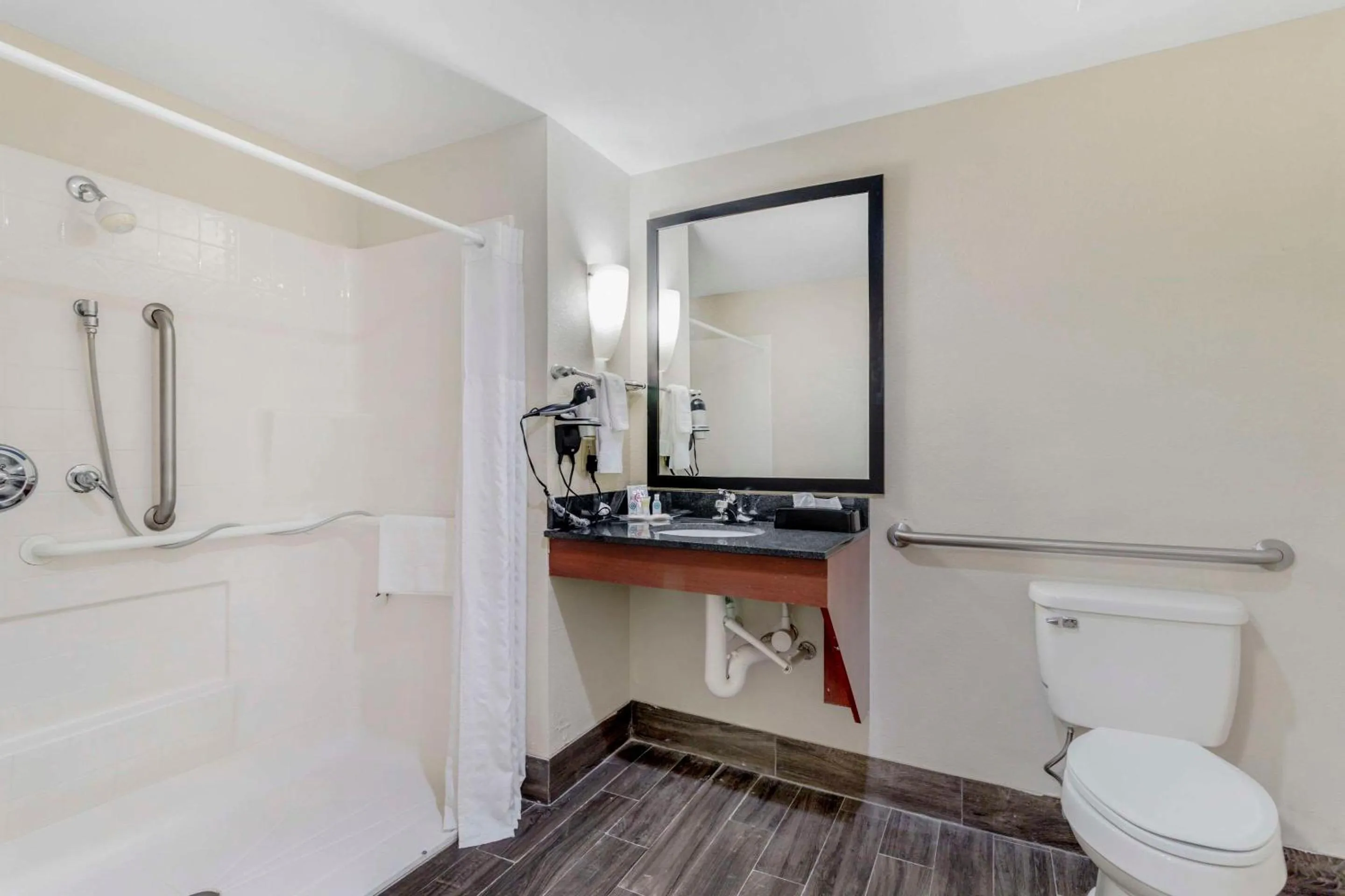 Bedroom in Comfort Suites Knoxville East