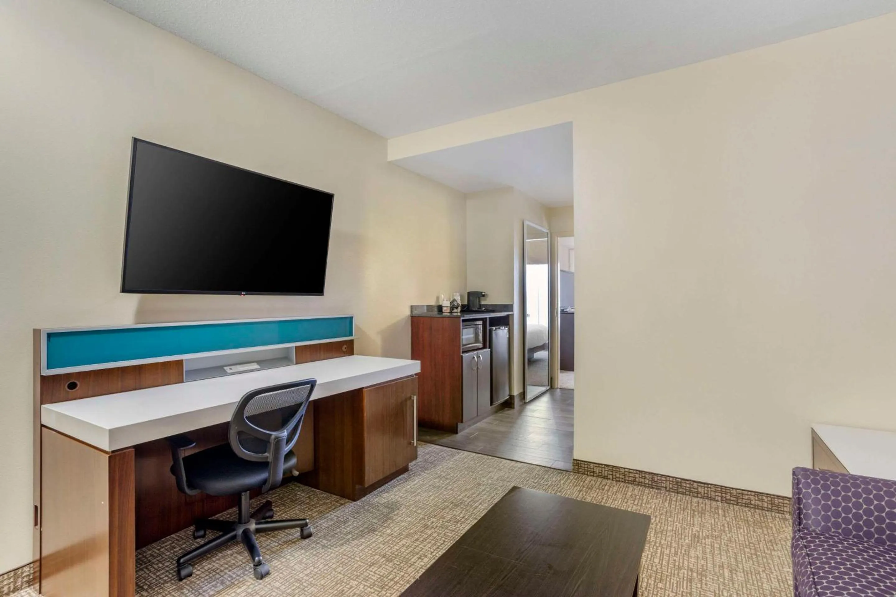 Bedroom in Comfort Suites Knoxville East