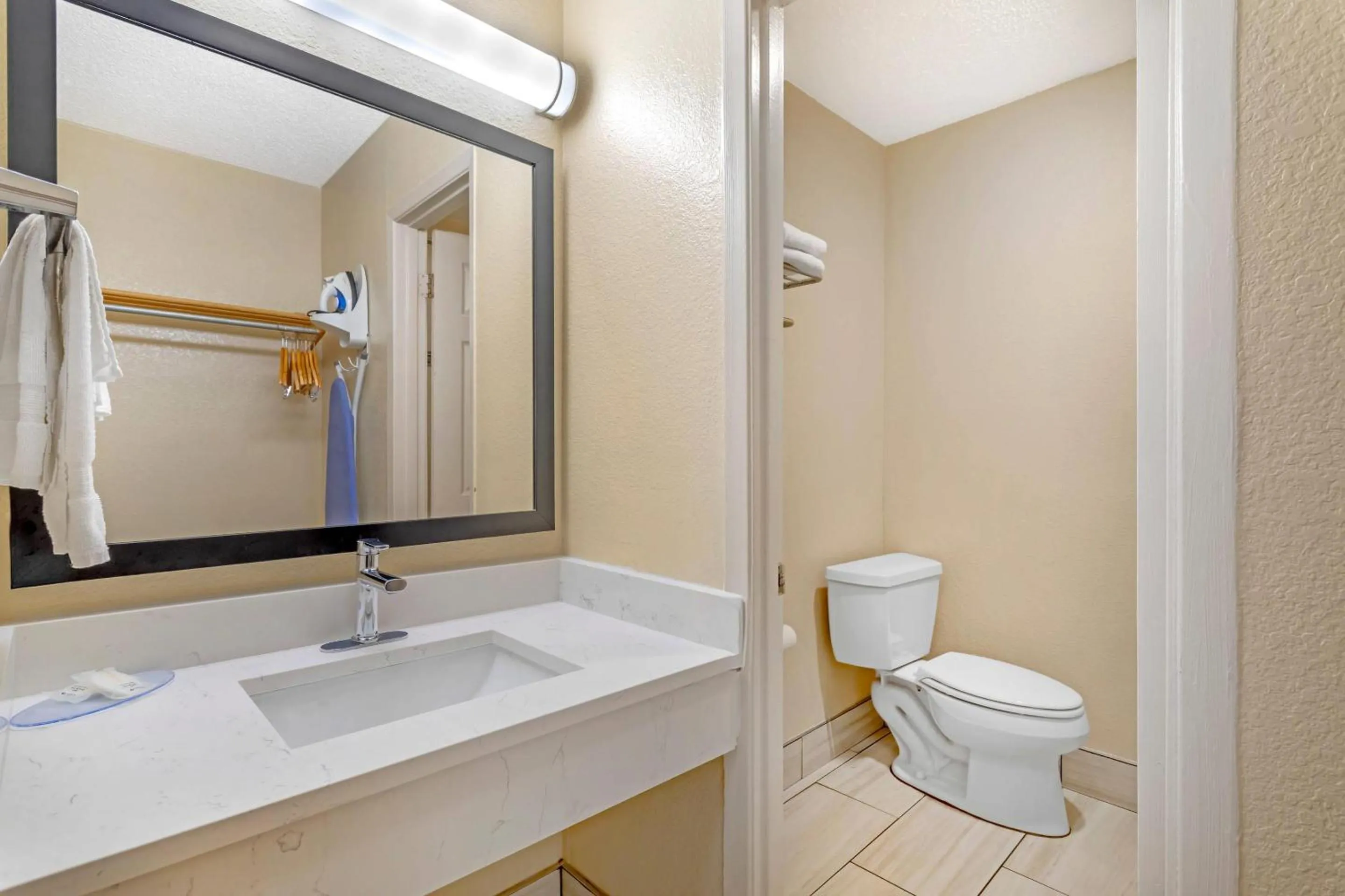 Bedroom in Econo Lodge Inn & Suites Gatlinburg at the Convention Center