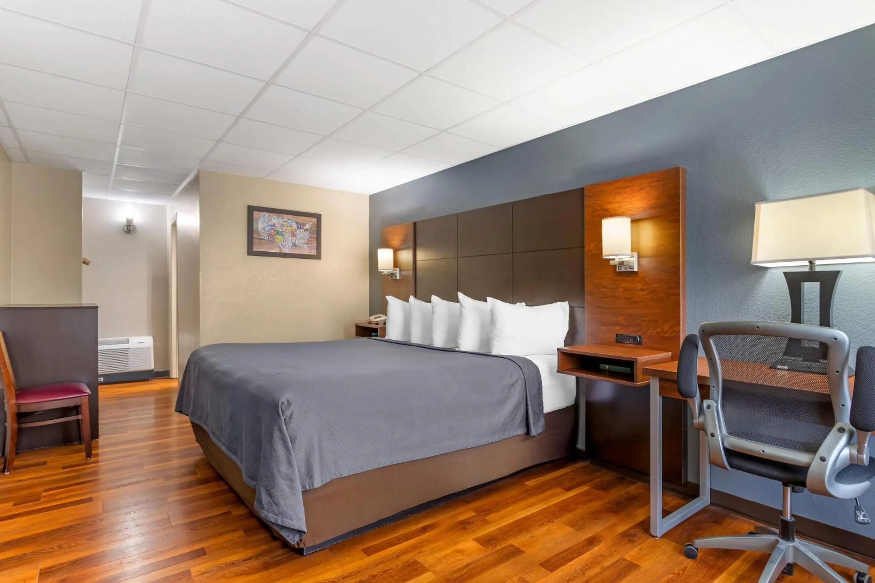 Bedroom, Bed in Econo Lodge Inn & Suites Gatlinburg at the Convention Center