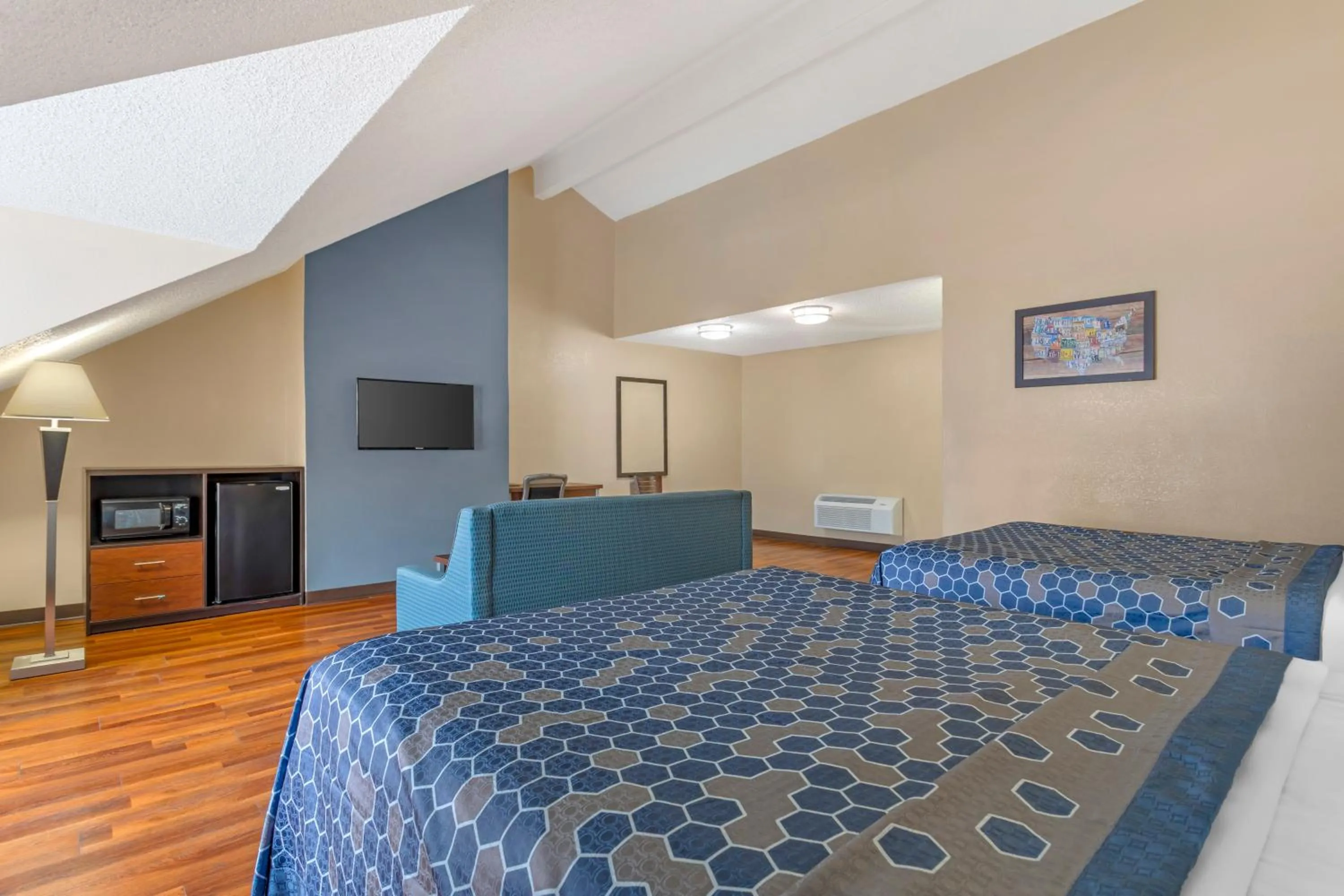 Bedroom, Bed in Econo Lodge Inn & Suites Gatlinburg at the Convention Center