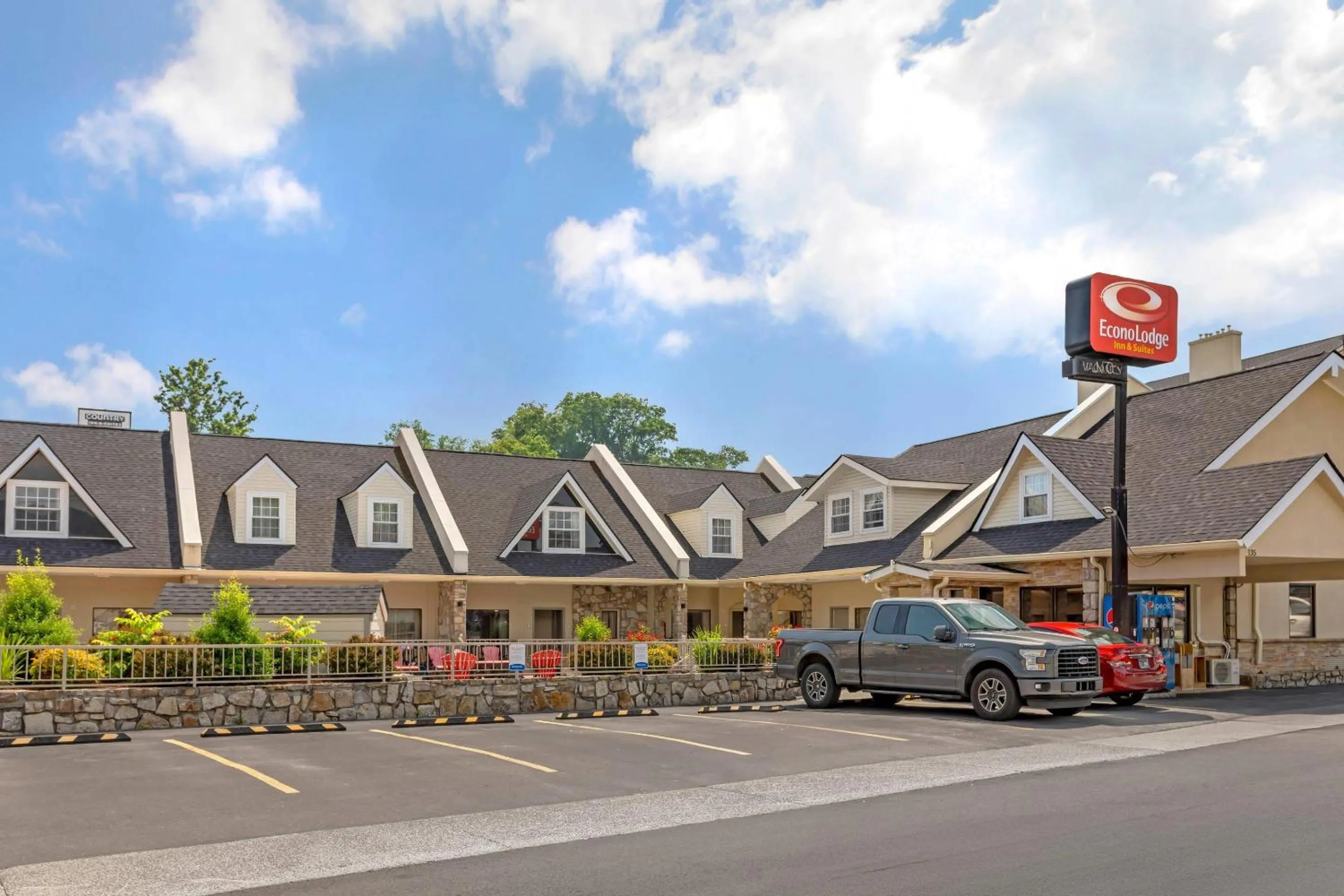 Property building in Econo Lodge Inn & Suites Gatlinburg at the Convention Center