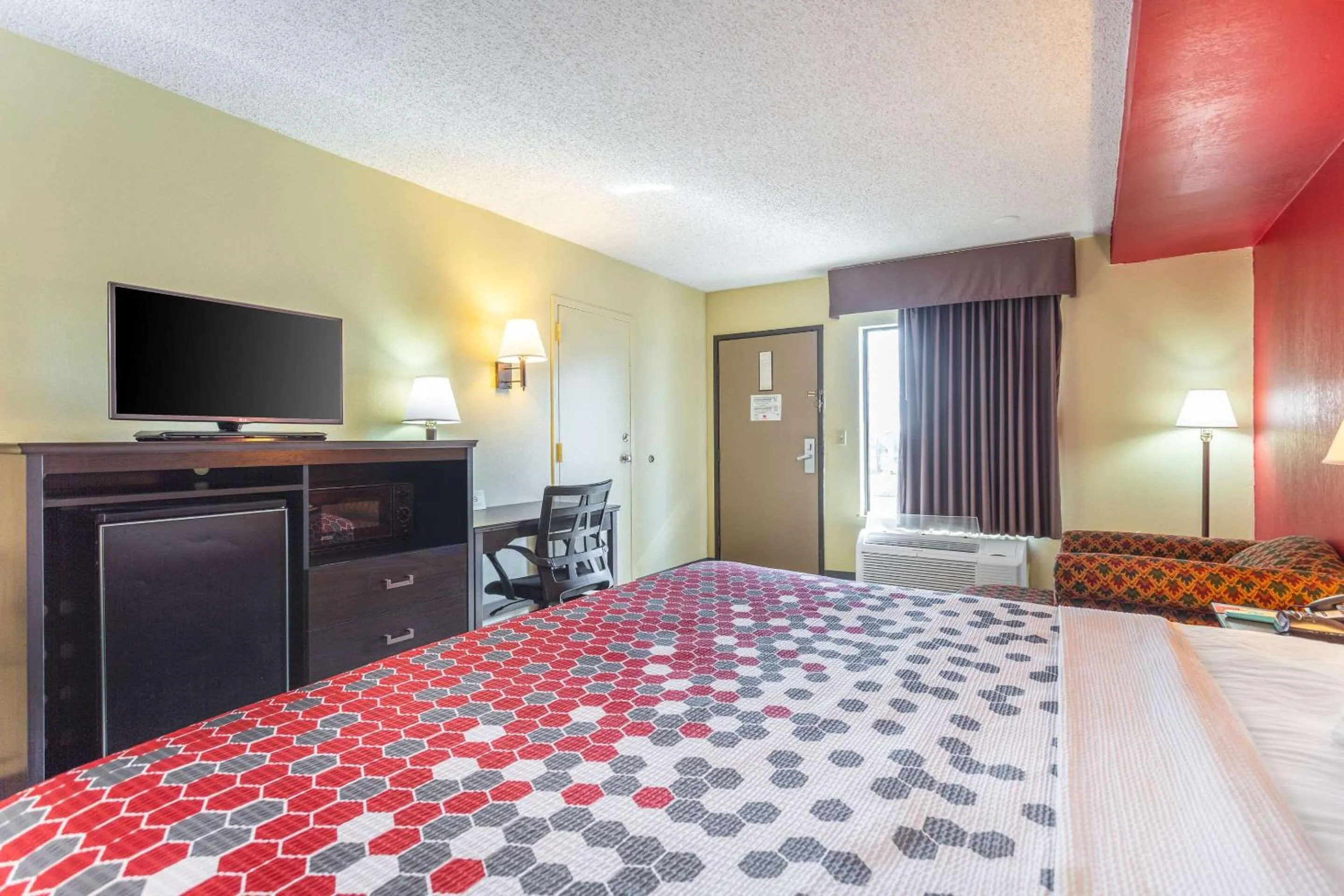 Photo of the whole room, Bed in Econo Lodge & Suites Clarksville near Governors Square Mall
