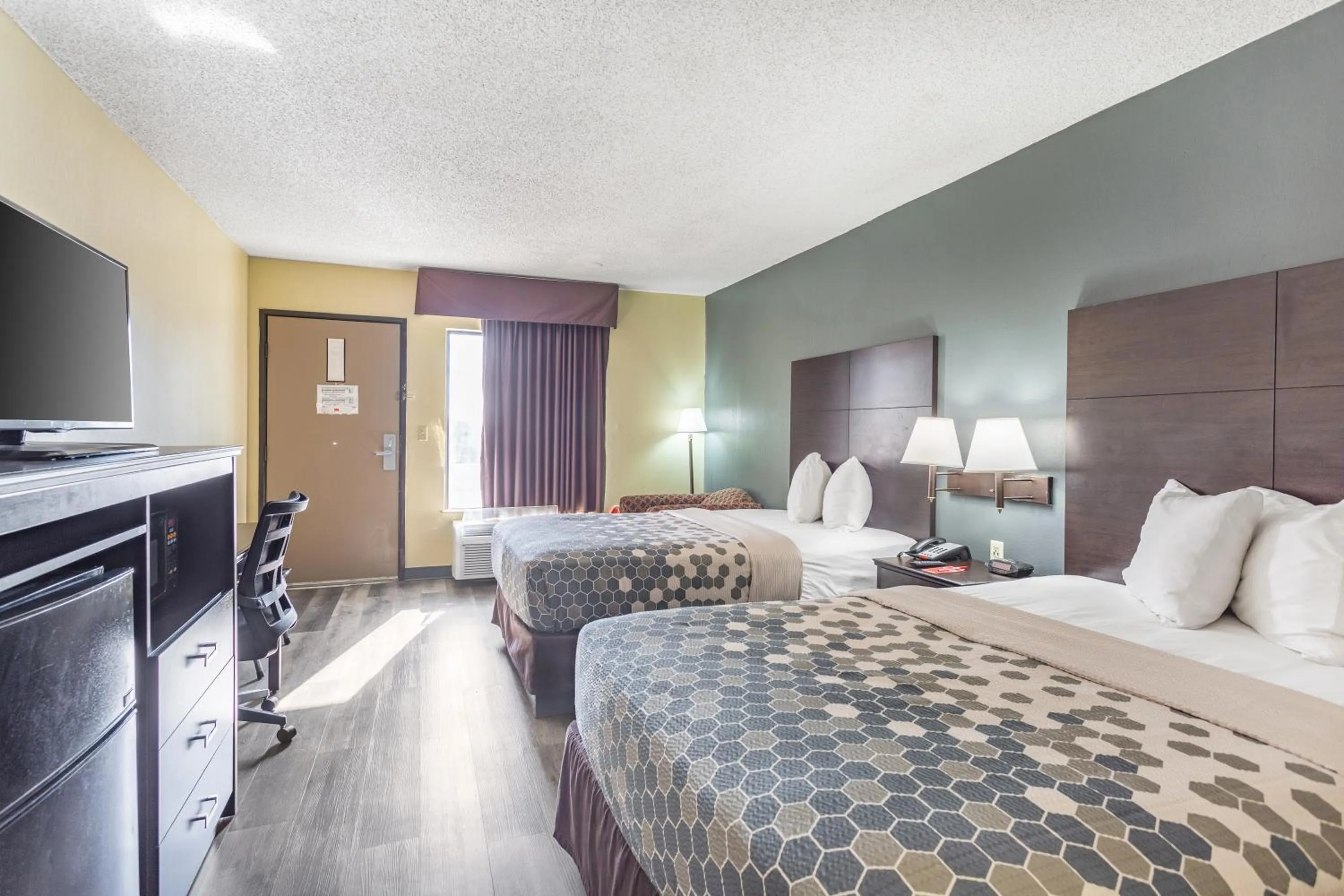 Facility for disabled guests, Bed in Econo Lodge & Suites Clarksville near Governors Square Mall