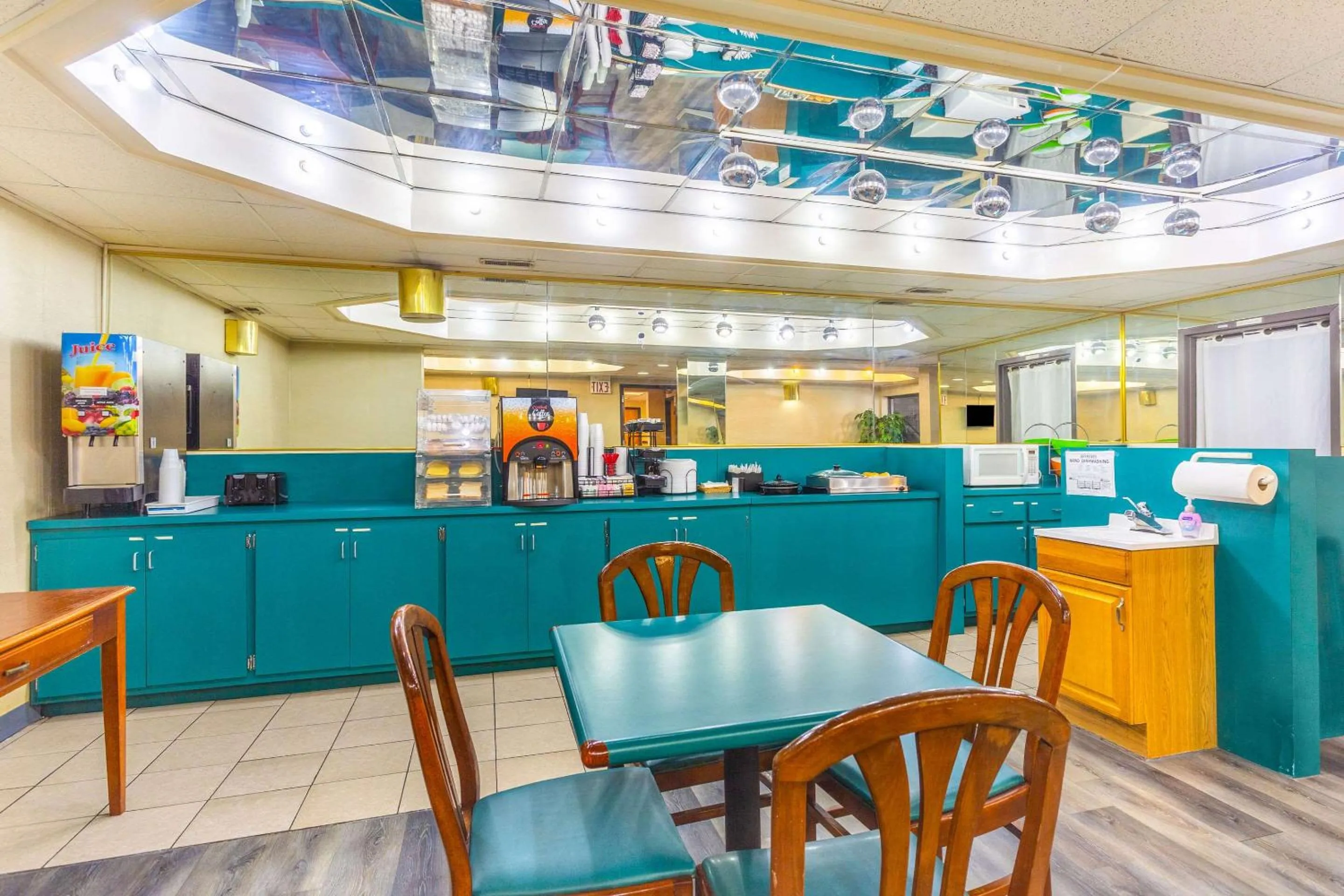 Restaurant/places to eat in Econo Lodge & Suites Clarksville near Governors Square Mall