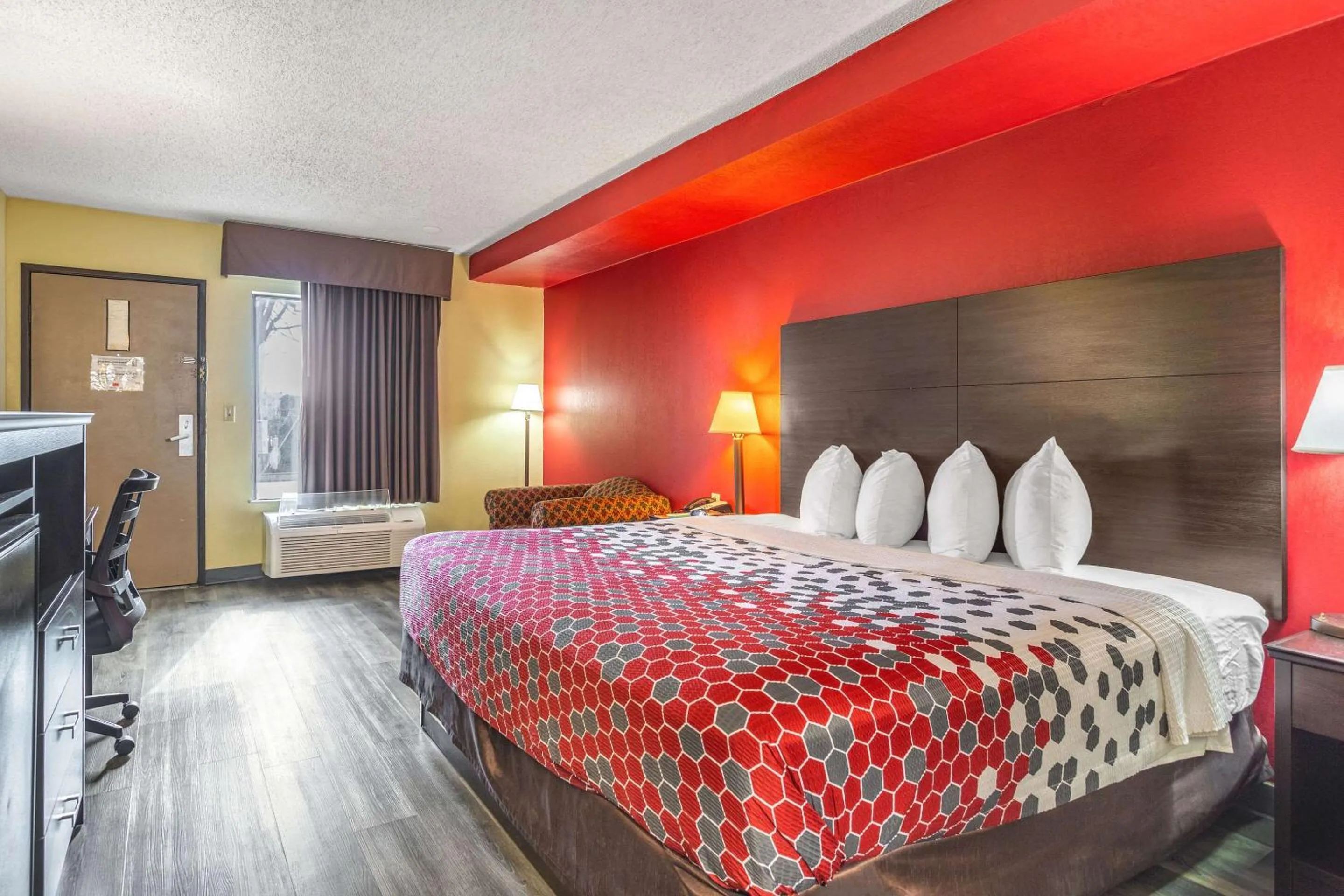 Photo of the whole room, Bed in Econo Lodge & Suites Clarksville near Governors Square Mall