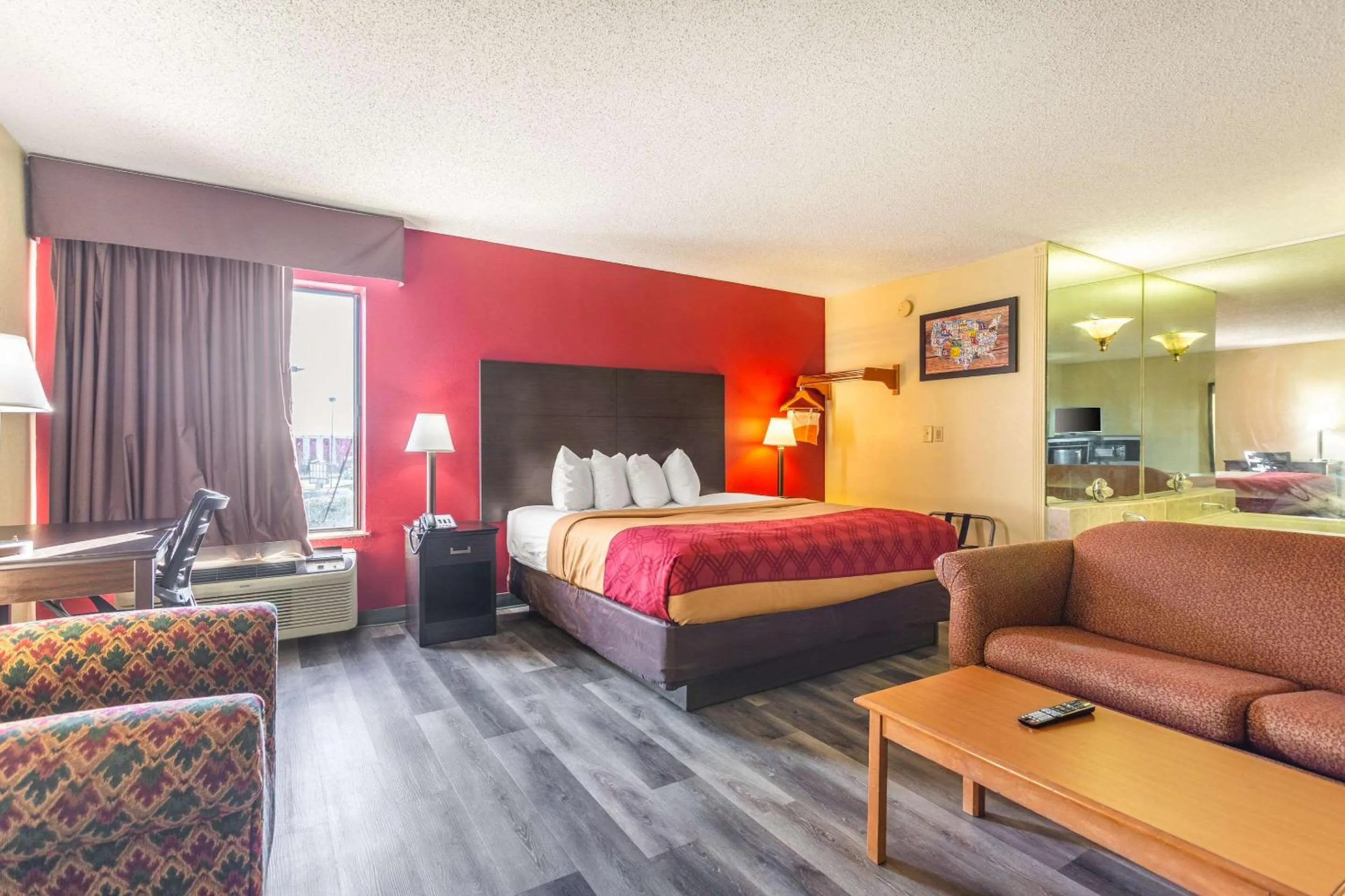 Photo of the whole room, Bed in Econo Lodge & Suites Clarksville near Governors Square Mall