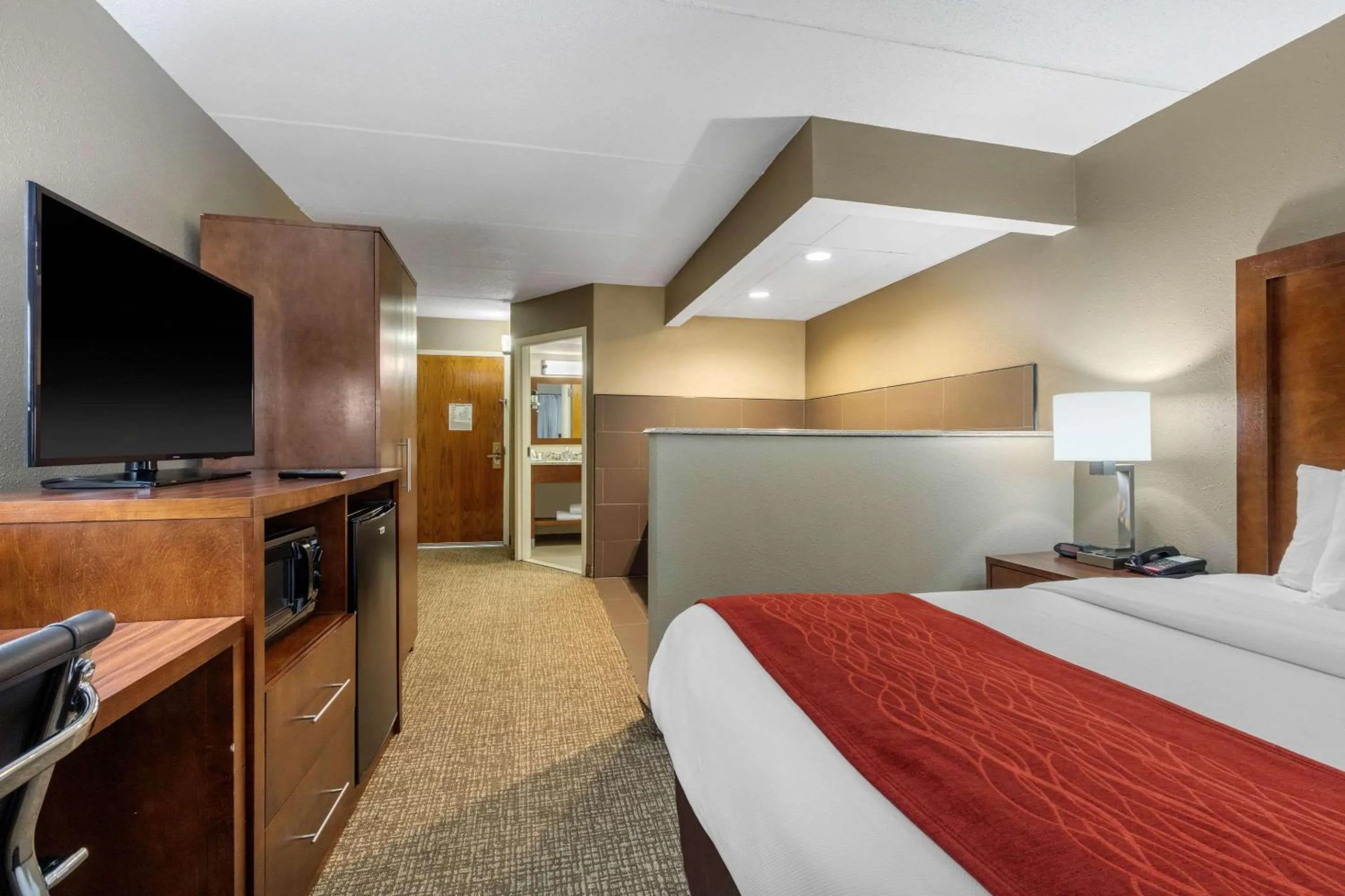 Photo of the whole room, Bed in Comfort Inn & Suites Hamilton Place