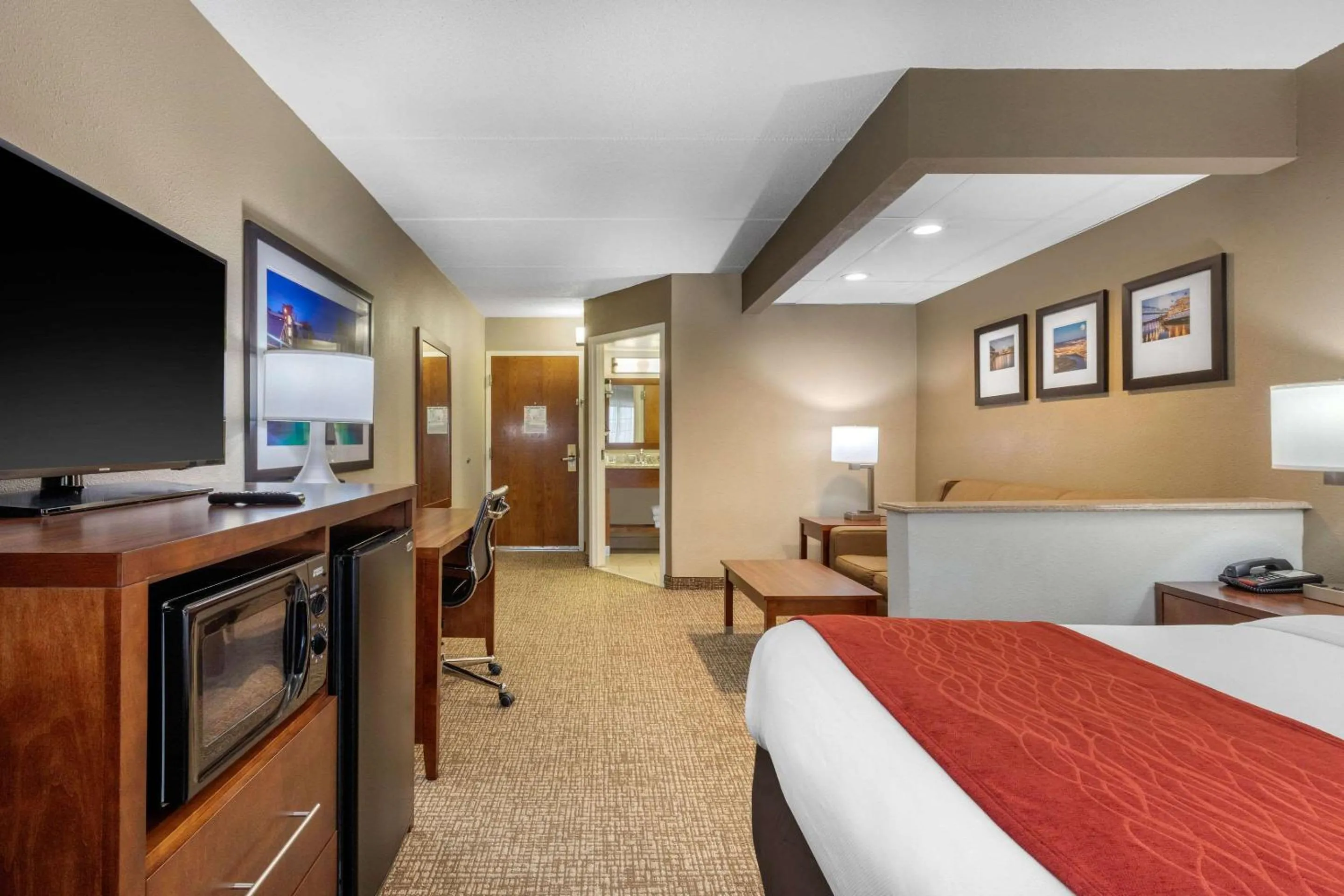 Photo of the whole room, Bed in Comfort Inn & Suites Hamilton Place