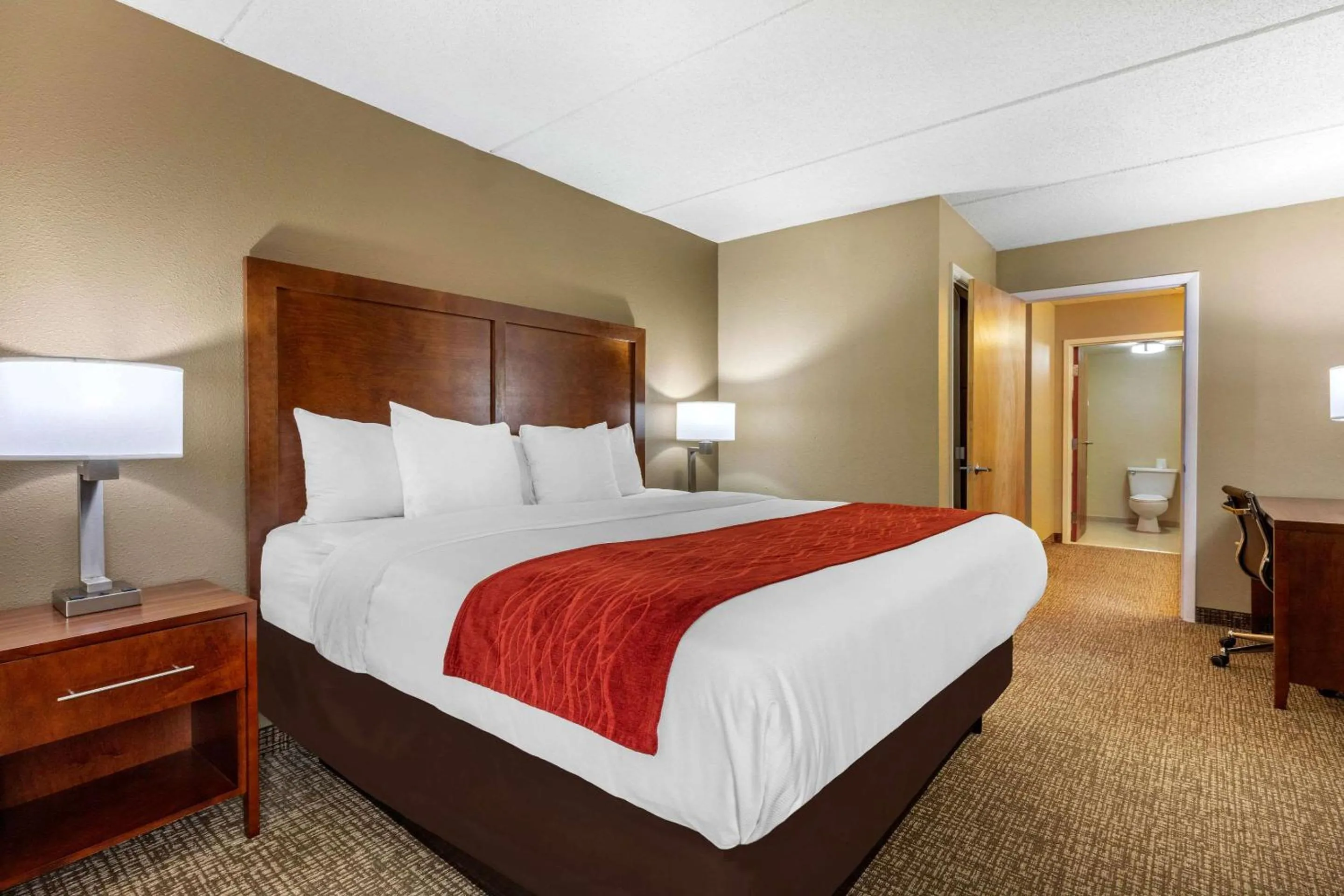 Photo of the whole room, Bed in Comfort Inn & Suites Hamilton Place