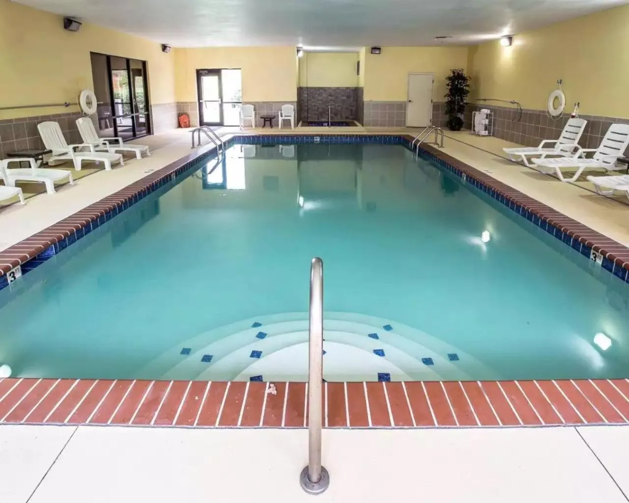 Swimming pool in Comfort Inn & Suites Rogersville