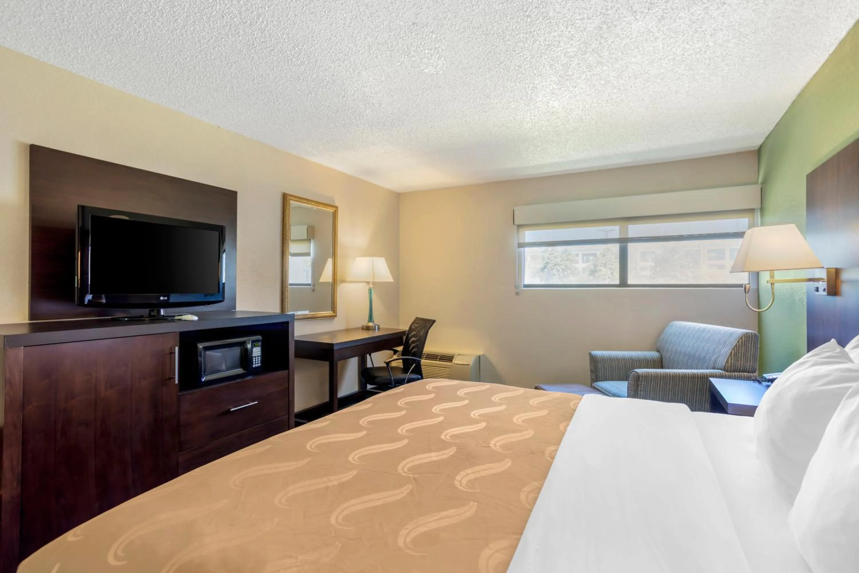 Photo of the whole room, Bed in Quality Inn Cookeville