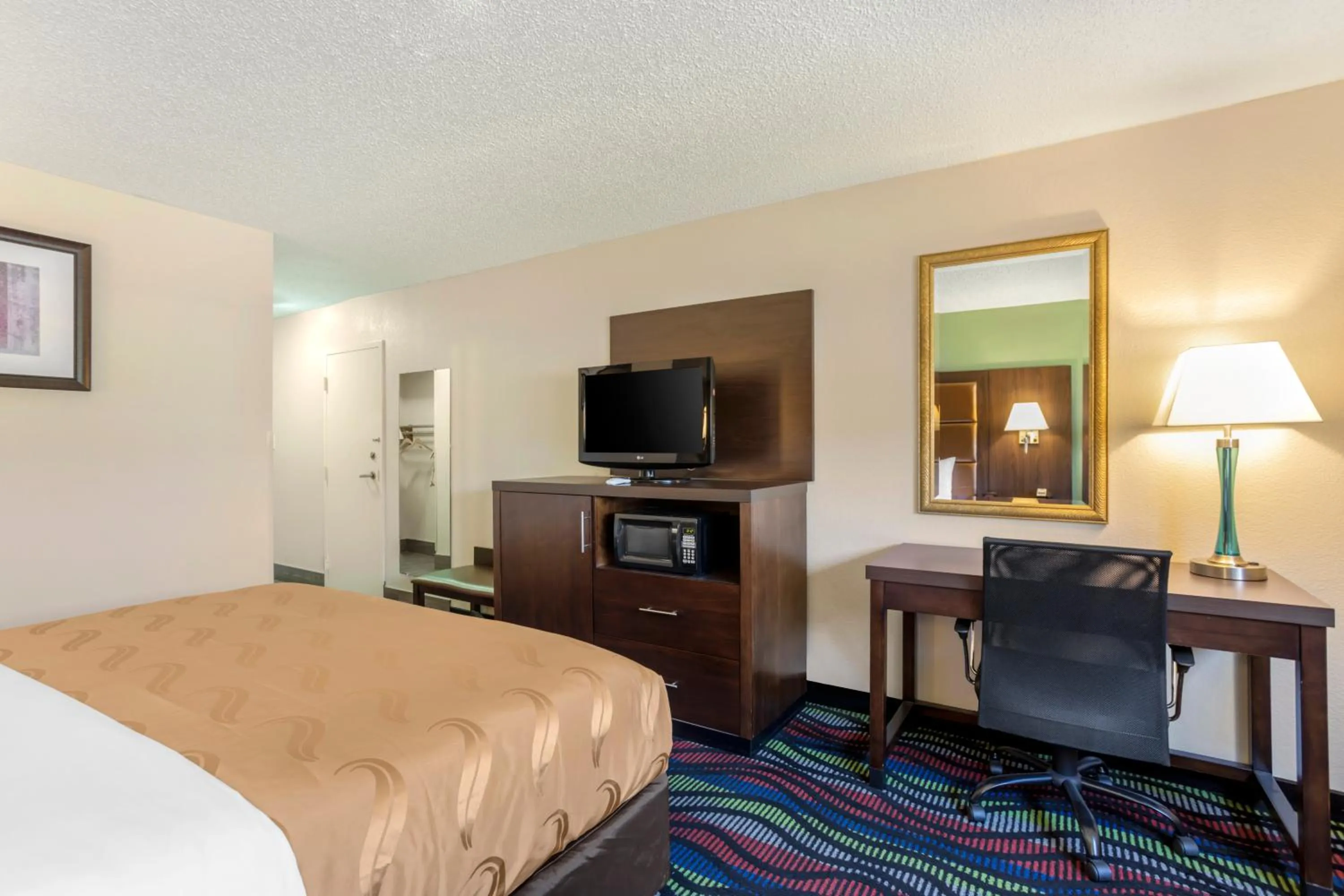 Photo of the whole room, Bed in Quality Inn Cookeville