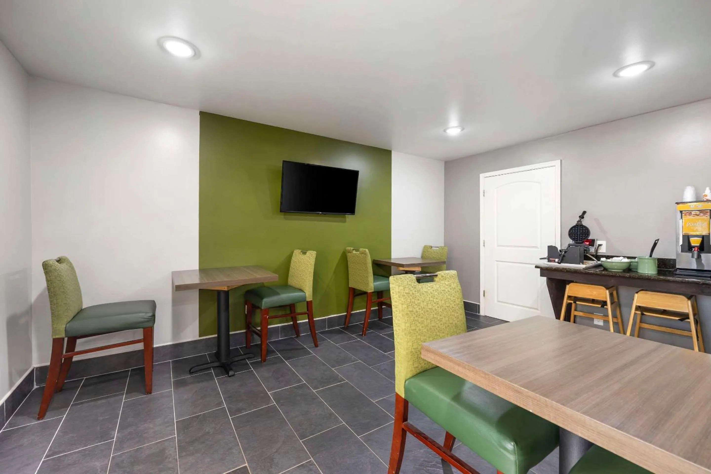 Breakfast in Quality Inn Jackson Northwest