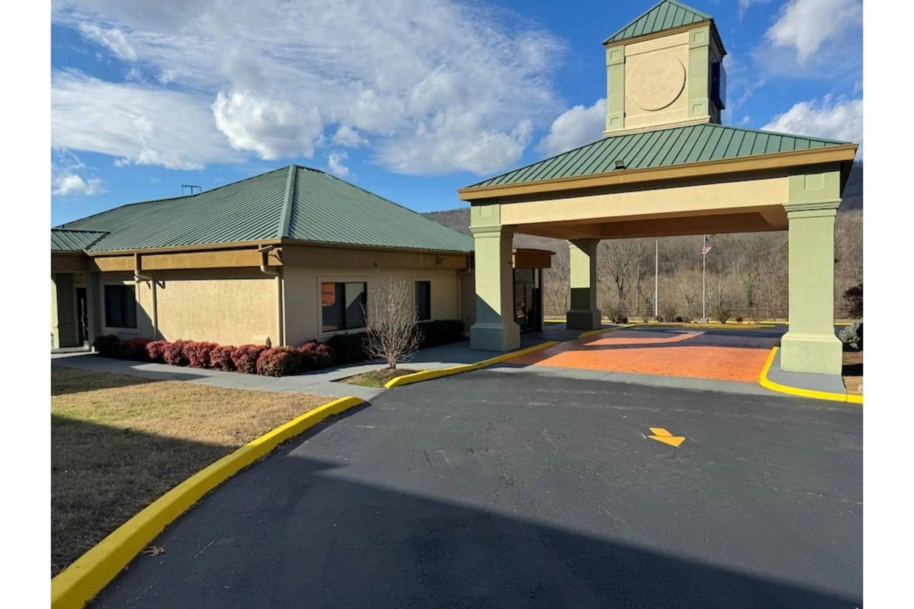 Facade/entrance in Baymont by Wyndham Harriman