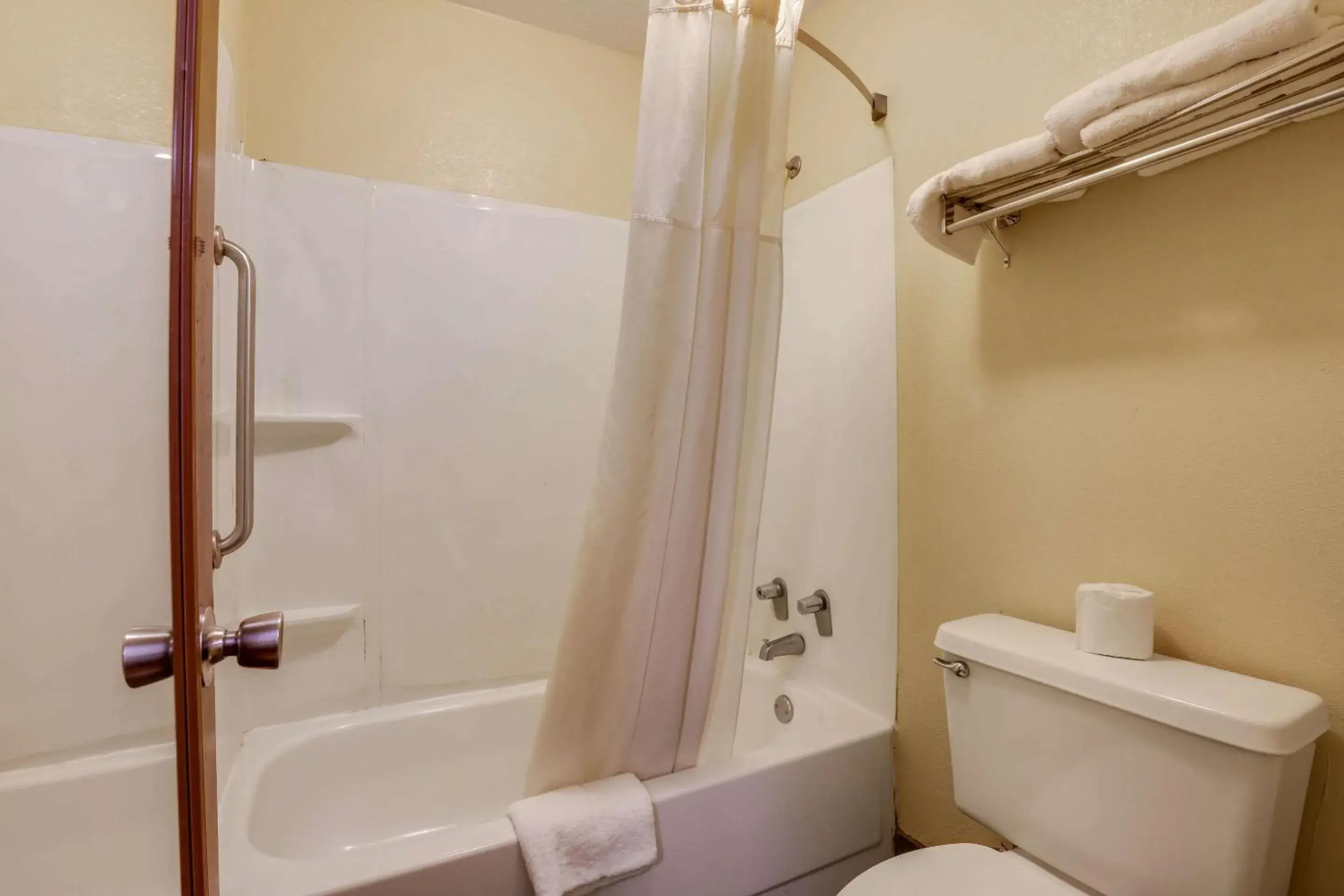 Double Room with Two Double Beds - Non-Smoking in Mill Tree Inn Millington Double Room with Two Double Beds - Non-Smoking in Mill Tree Inn Millington