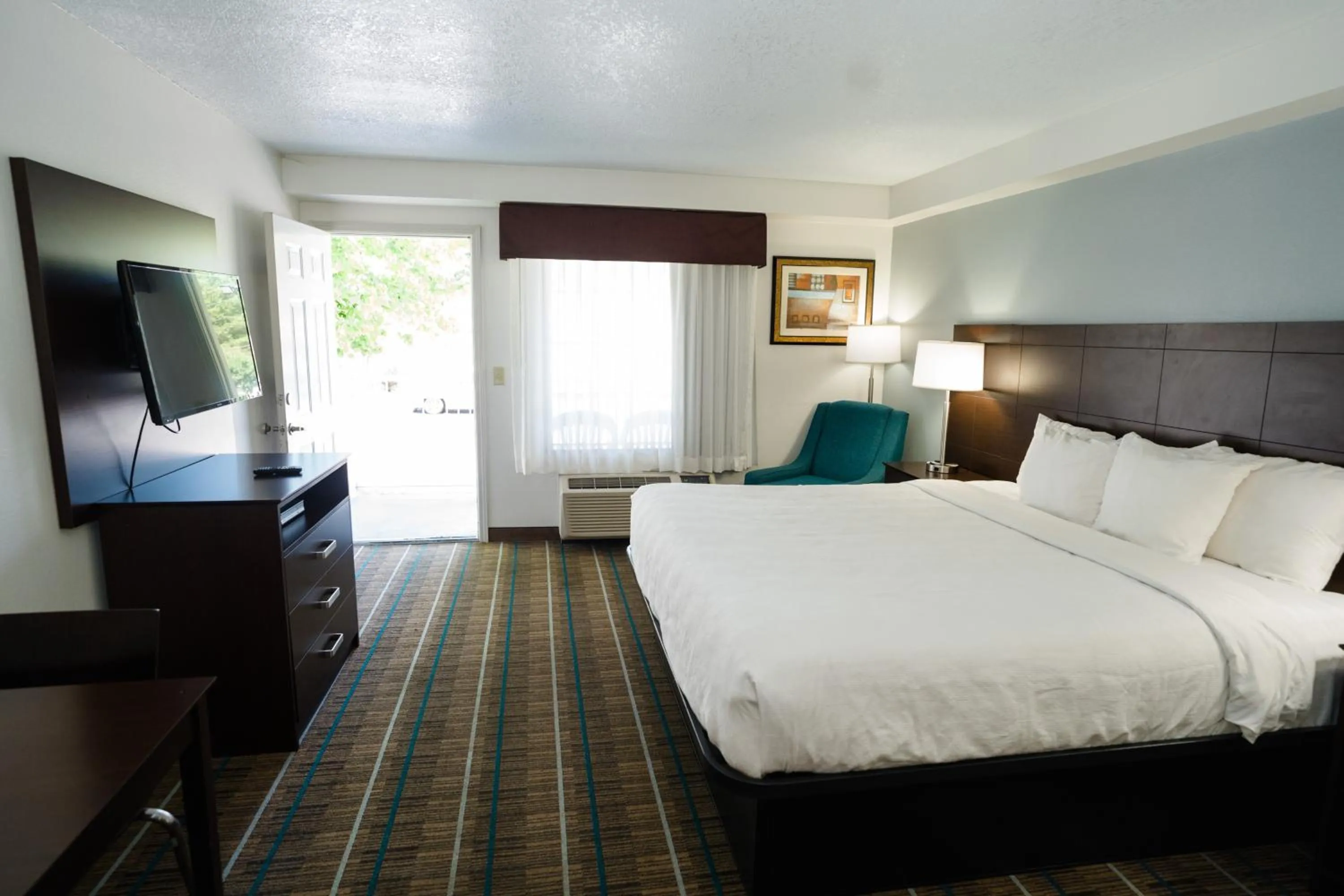 Bedroom, Bed in MainStay Suites Knoxville North I-75