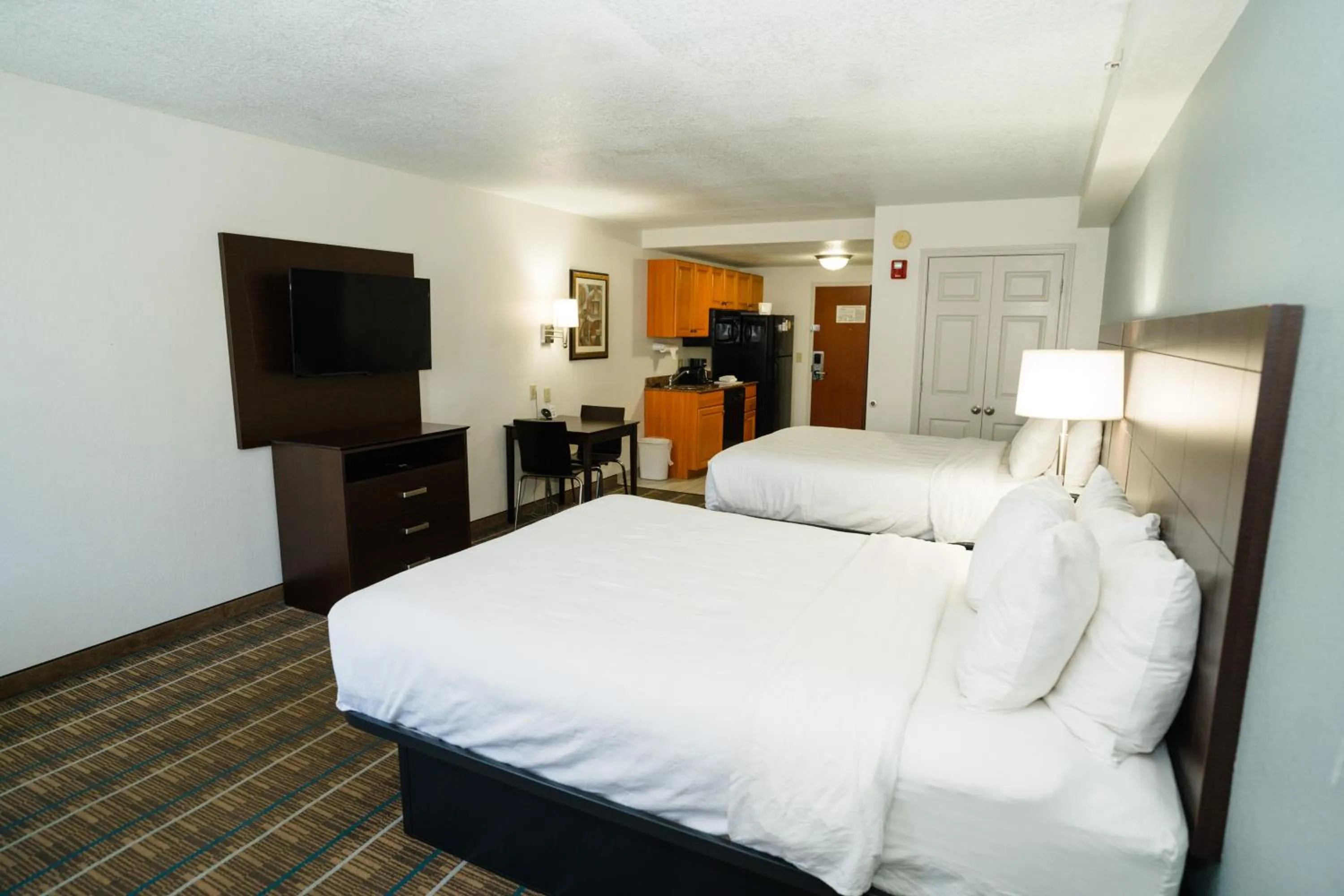 Photo of the whole room, Bed in MainStay Suites Knoxville North I-75