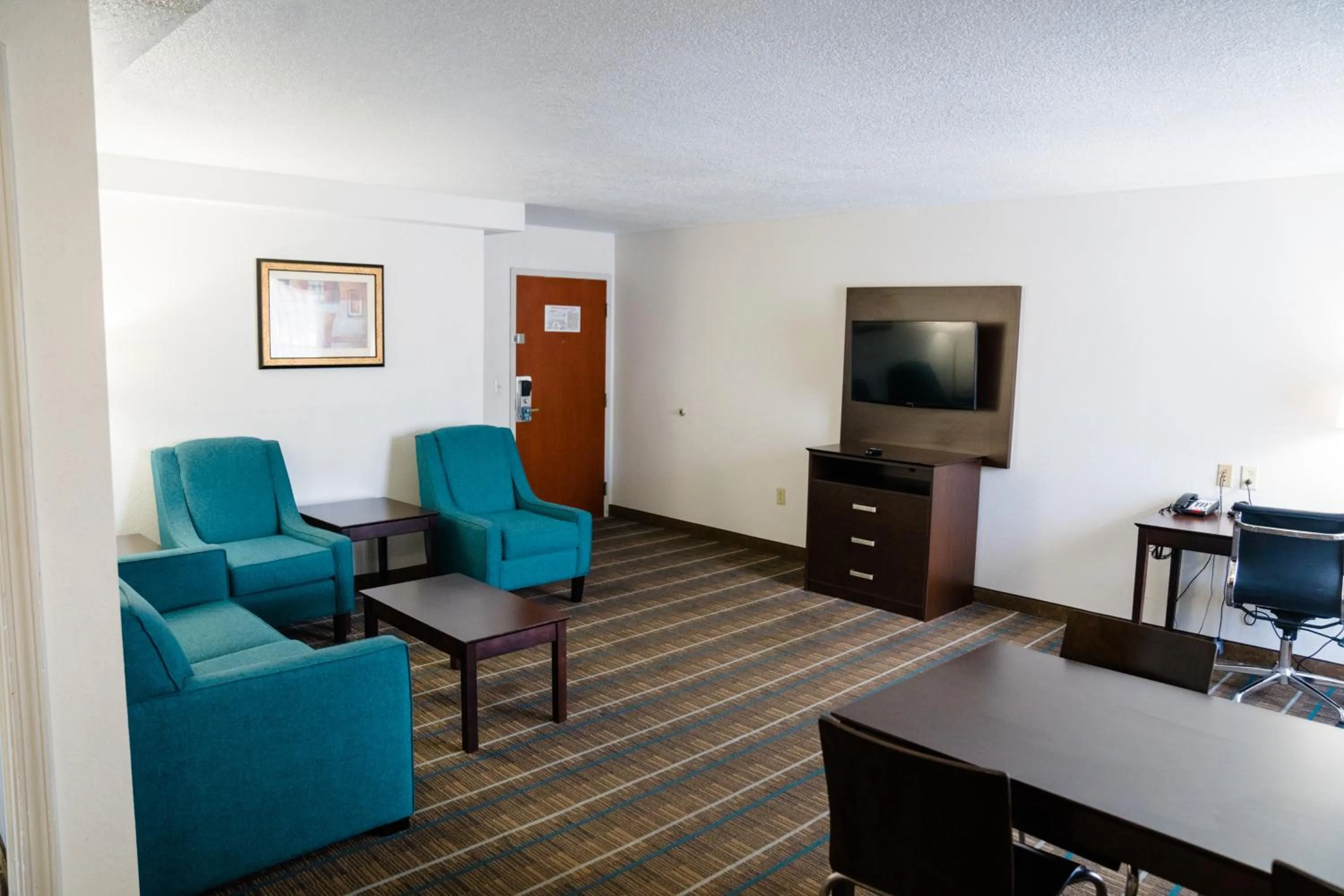 Living room in MainStay Suites Knoxville North I-75