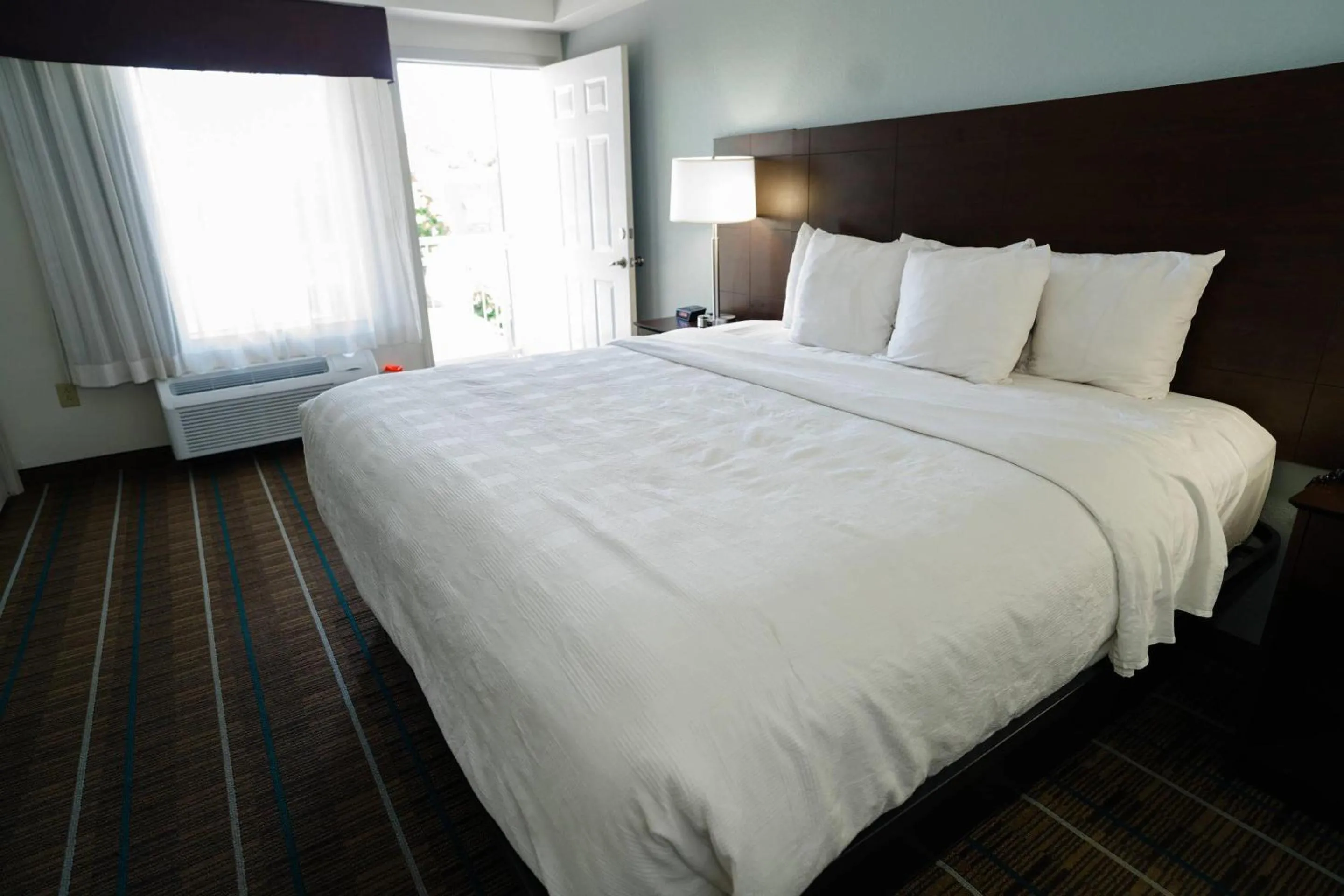 Bedroom, Bed in MainStay Suites Knoxville North I-75