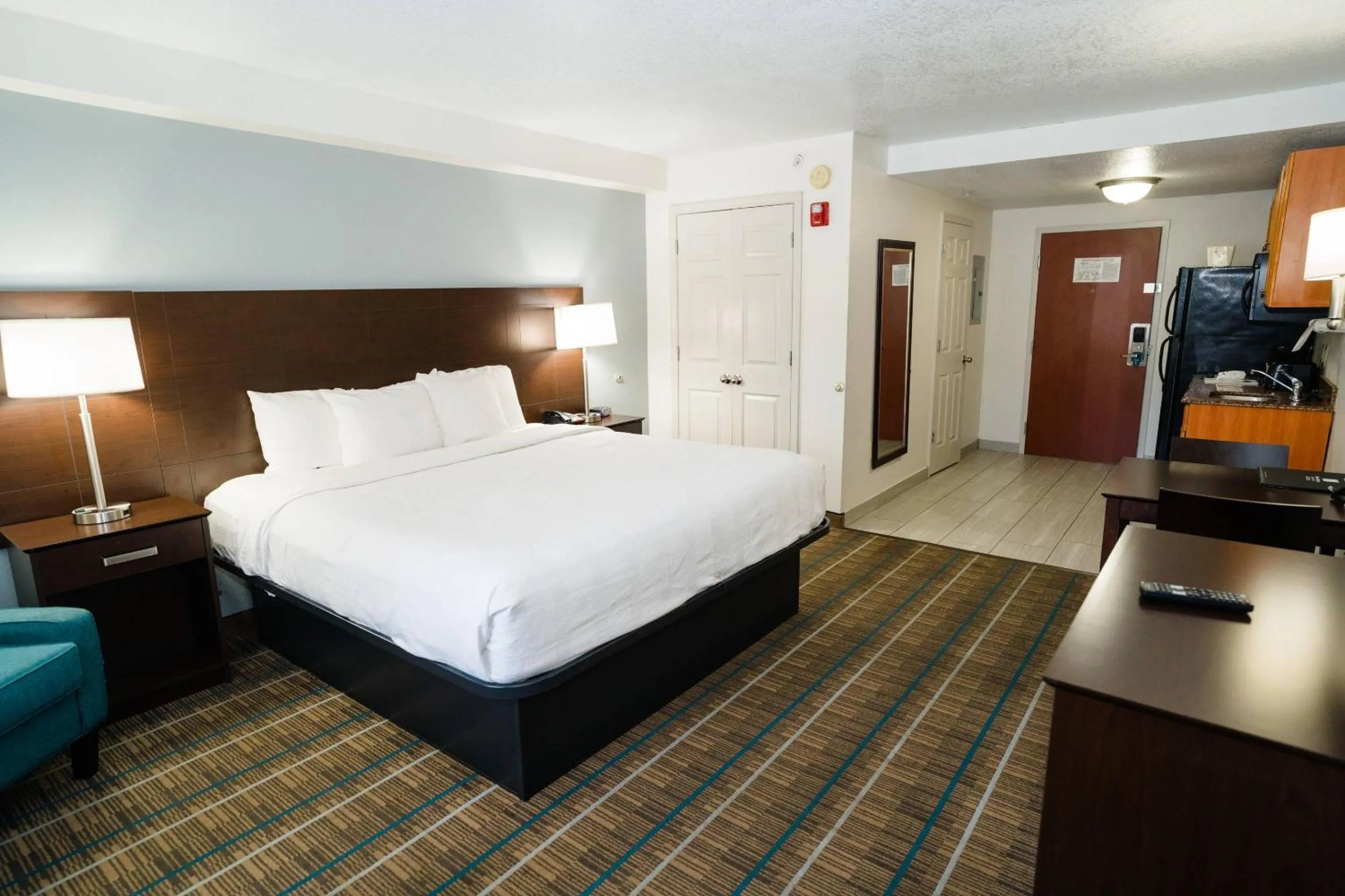 Bedroom, Bed in MainStay Suites Knoxville North I-75