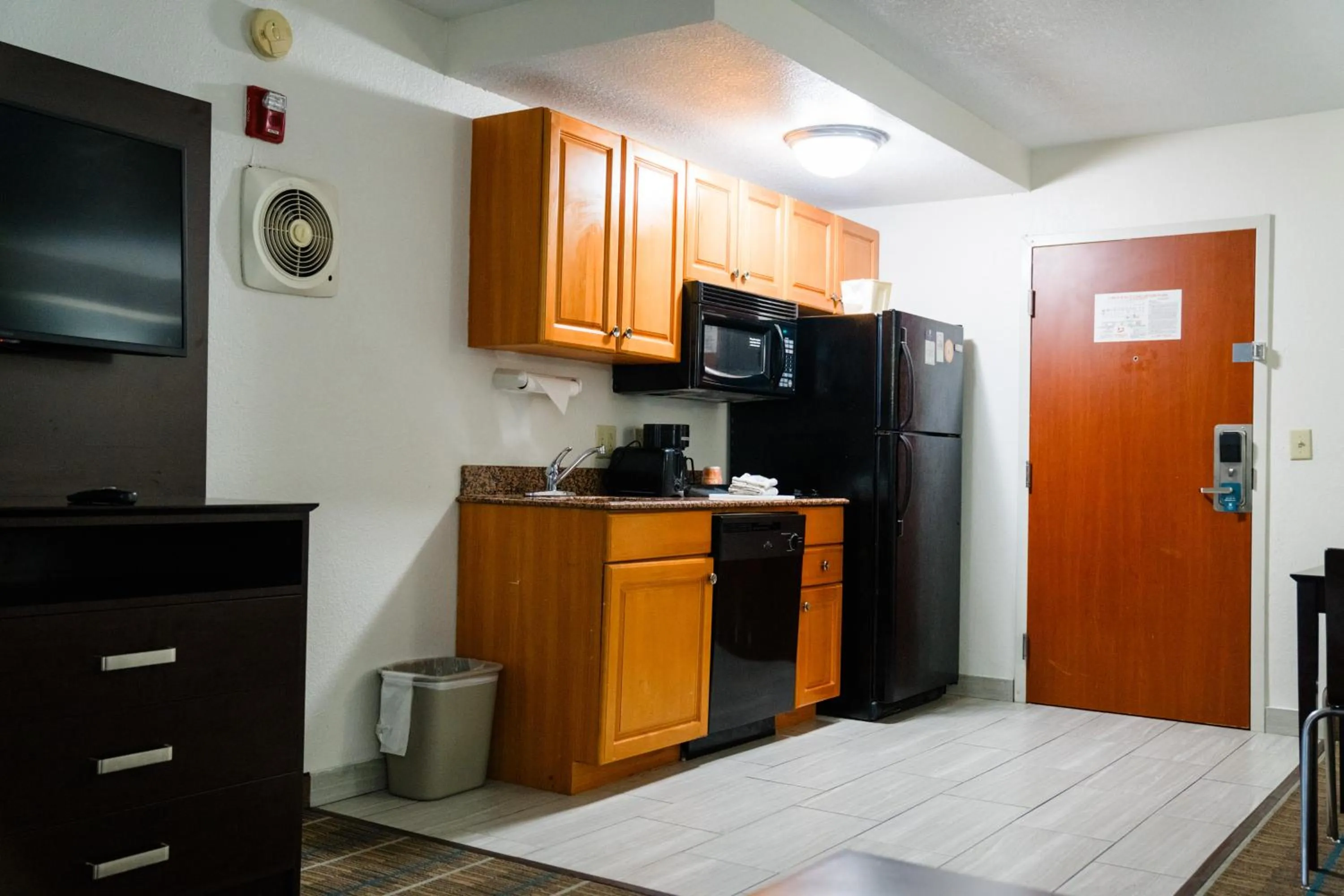 Kitchen or kitchenette in MainStay Suites Knoxville North I-75