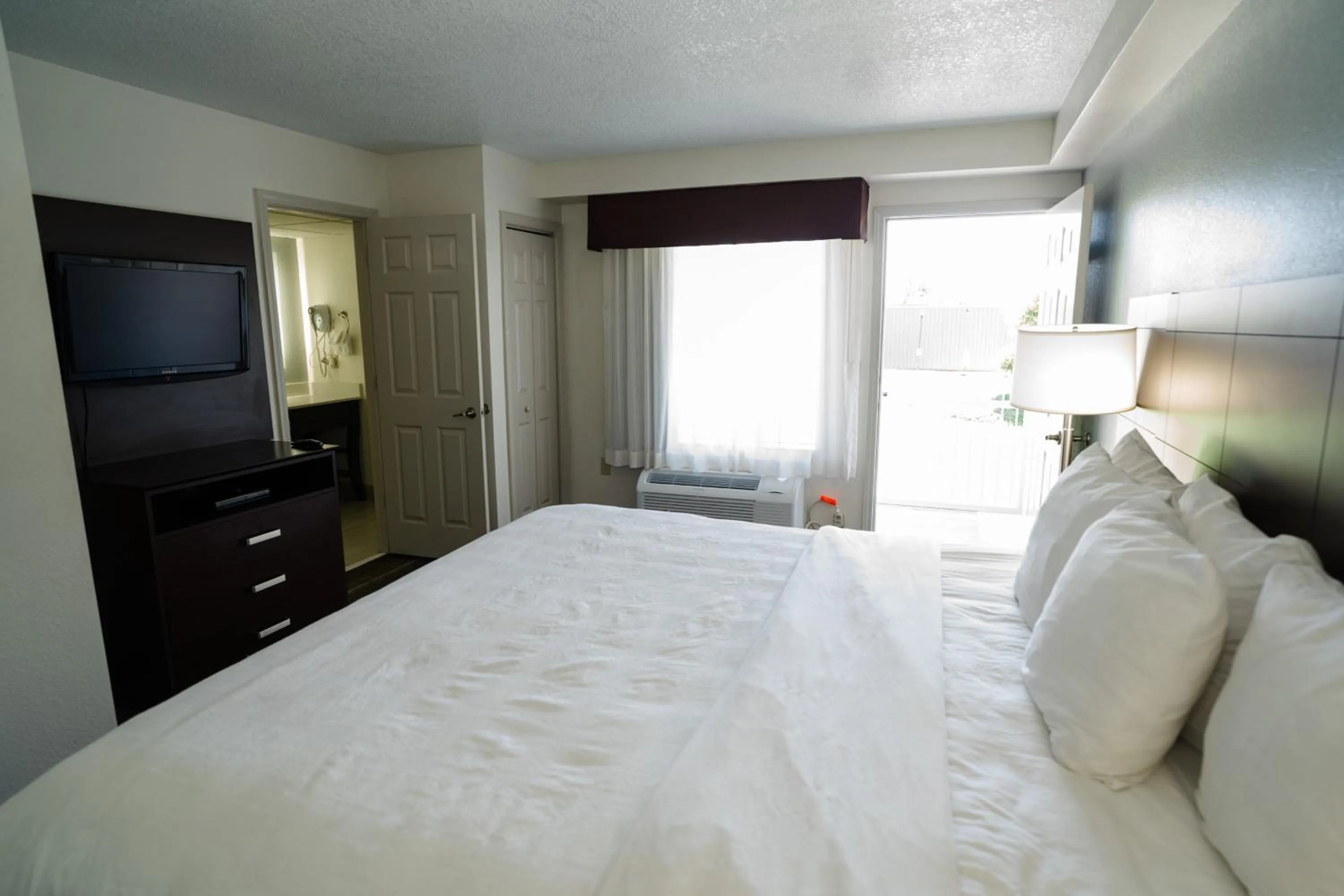 Bedroom, Bed in MainStay Suites Knoxville North I-75