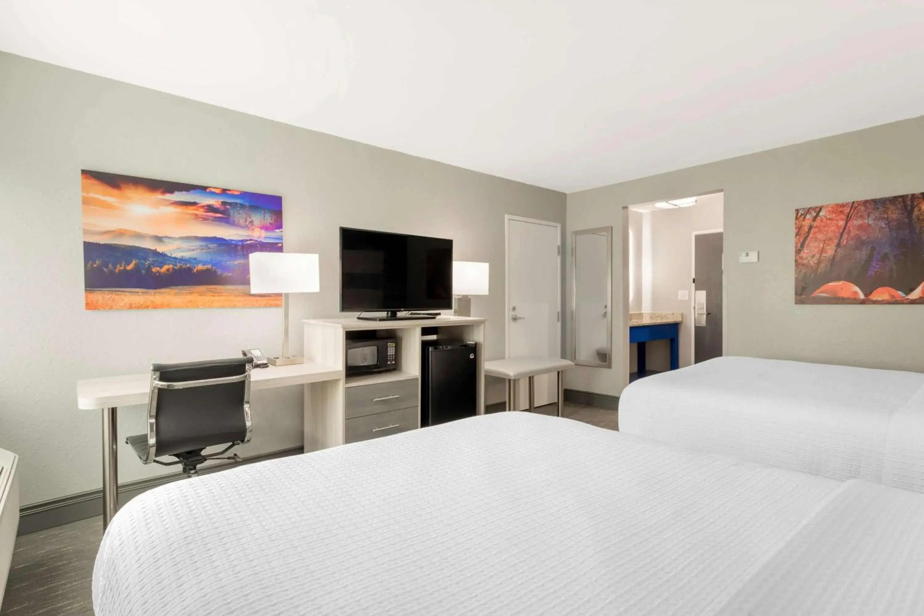 Queen Room with Two Queen Beds - Non-Smoking in Best Western Plus Magnolia Inn & Suites Queen Room with Two Queen Beds - Non-Smoking in Best Western Plus Magnolia Inn & Suites