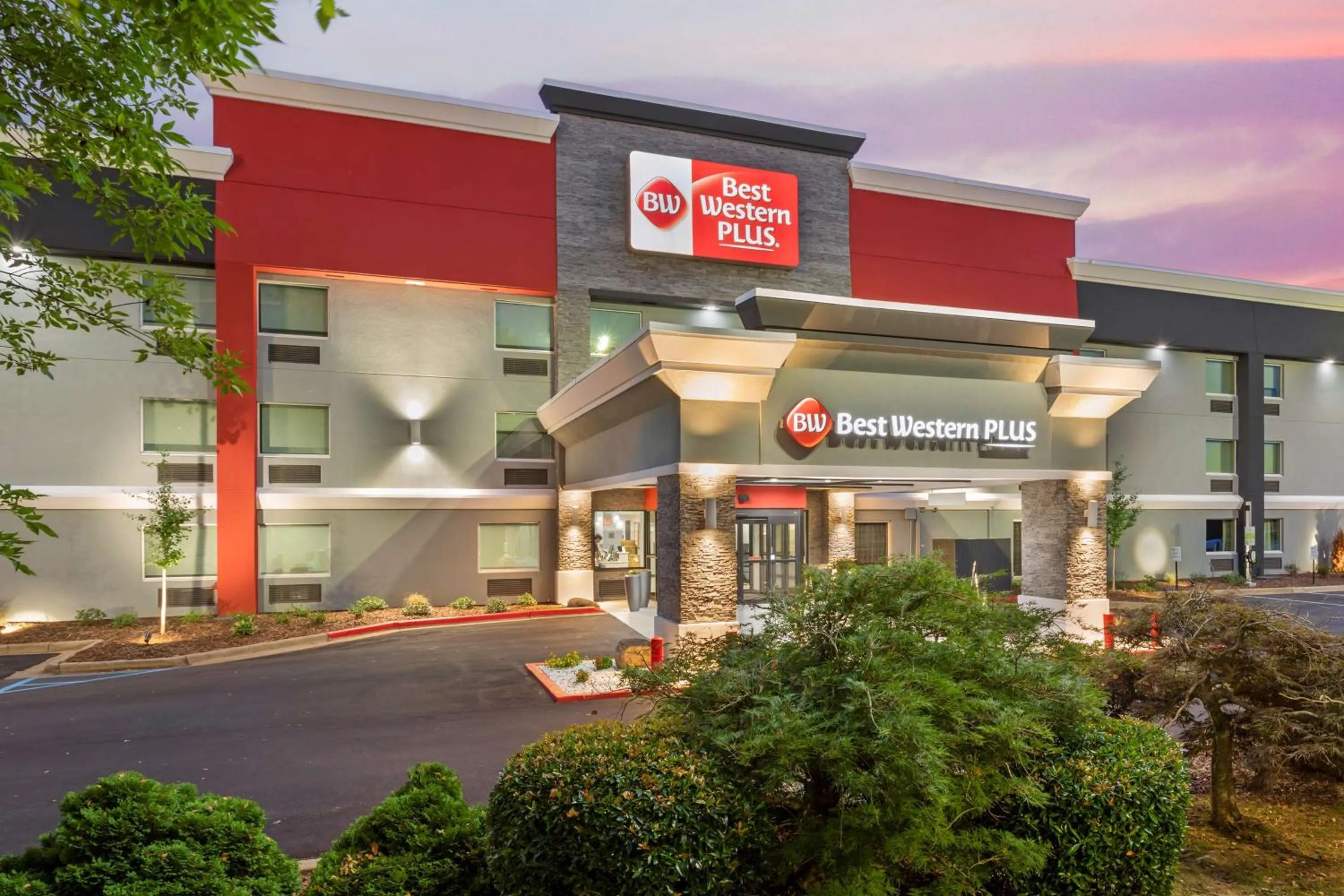 Property building in Best Western Plus Magnolia Inn & Suites