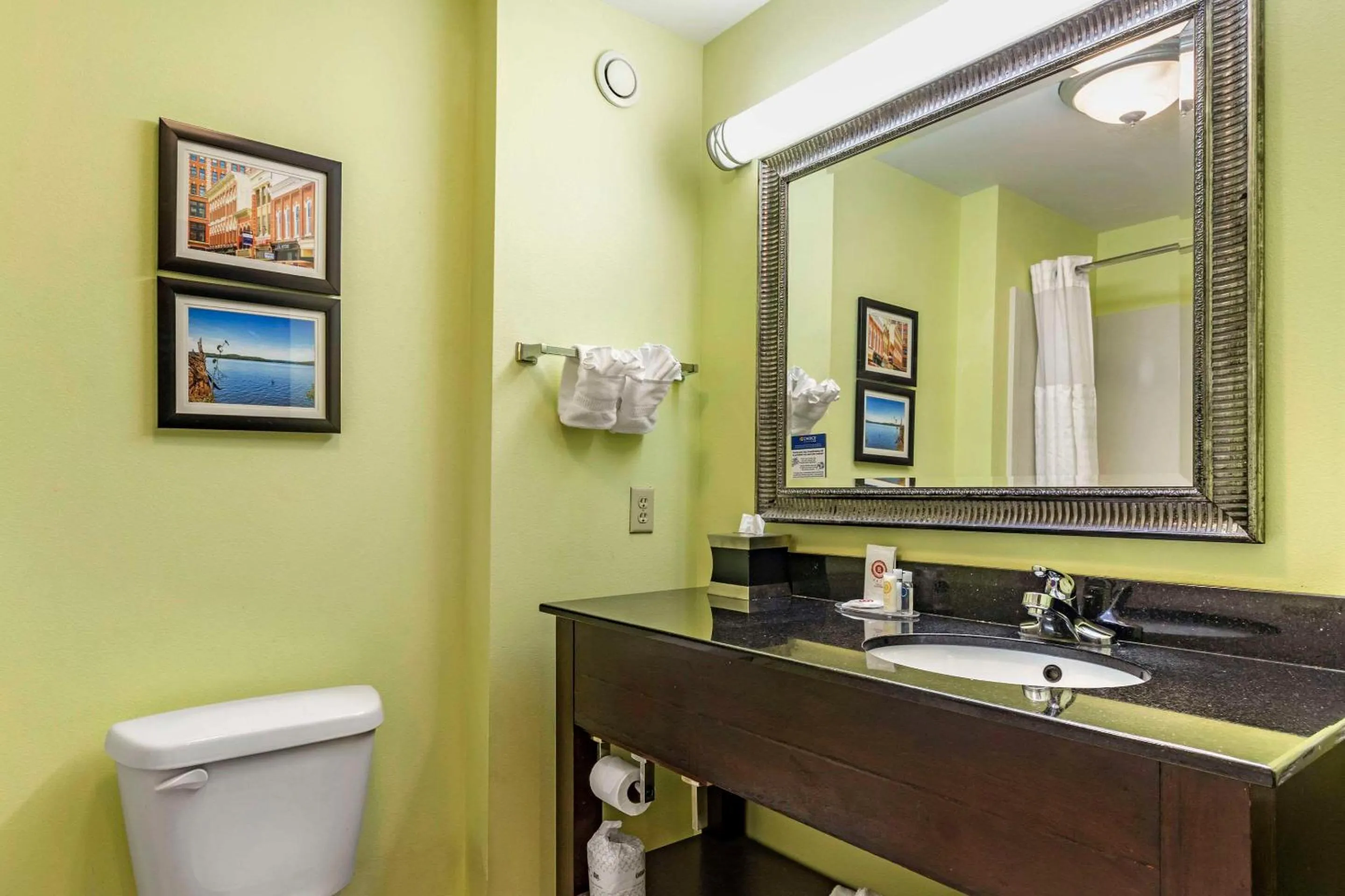 Bedroom in Comfort Inn Athens I - 75