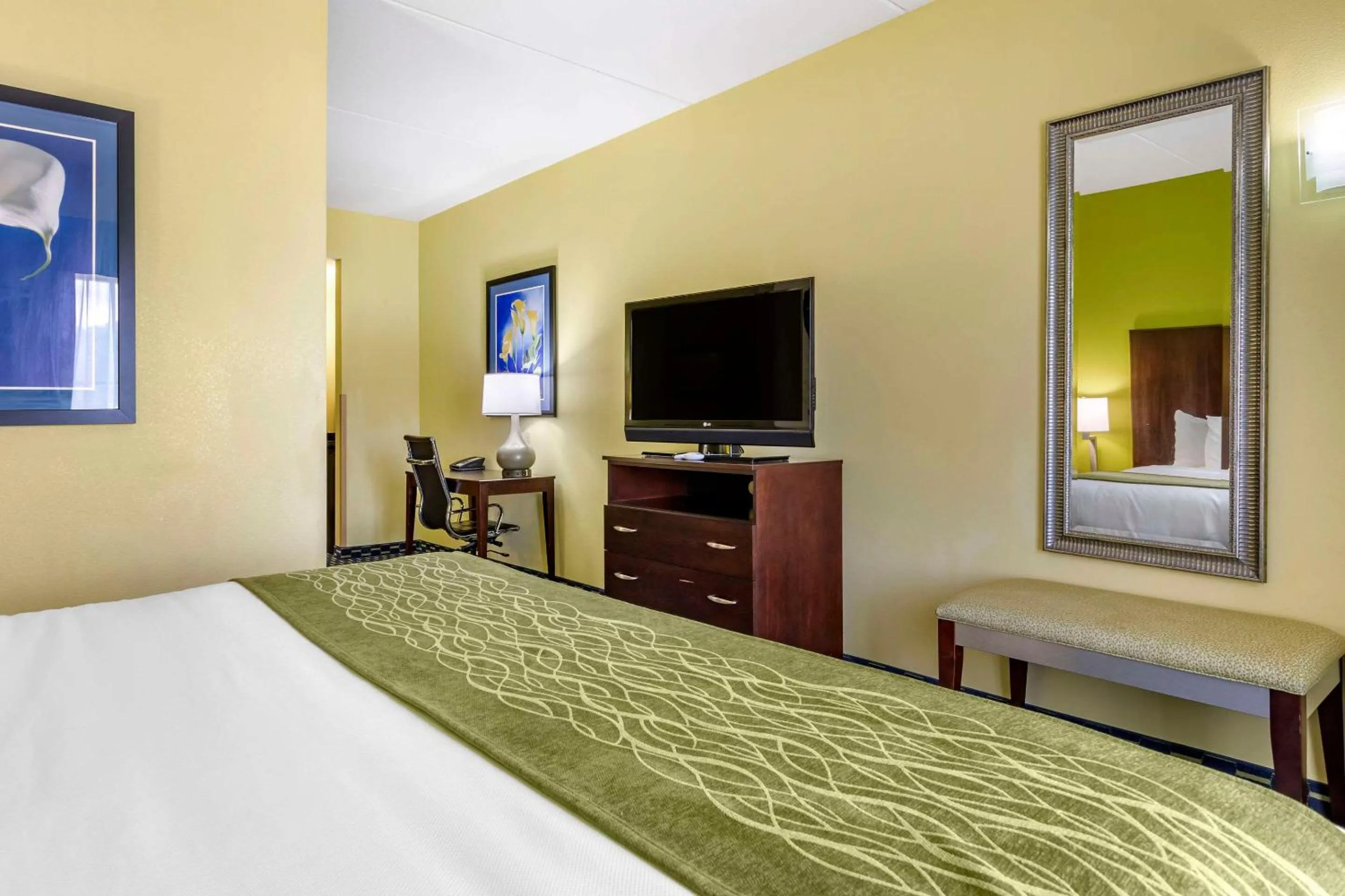 Bedroom, Bed in Comfort Inn Athens I - 75