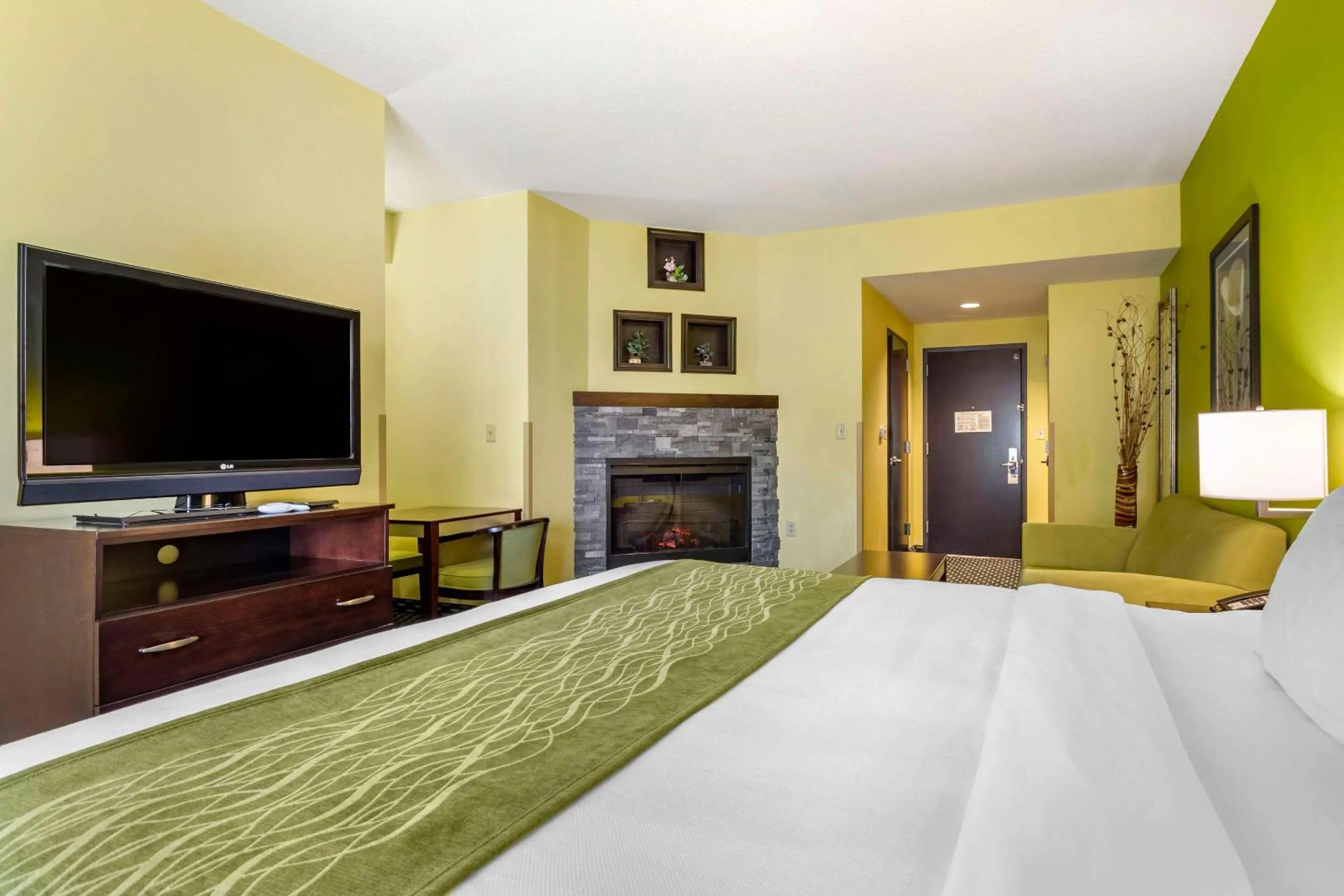 Bedroom, Bed in Comfort Inn Athens I - 75