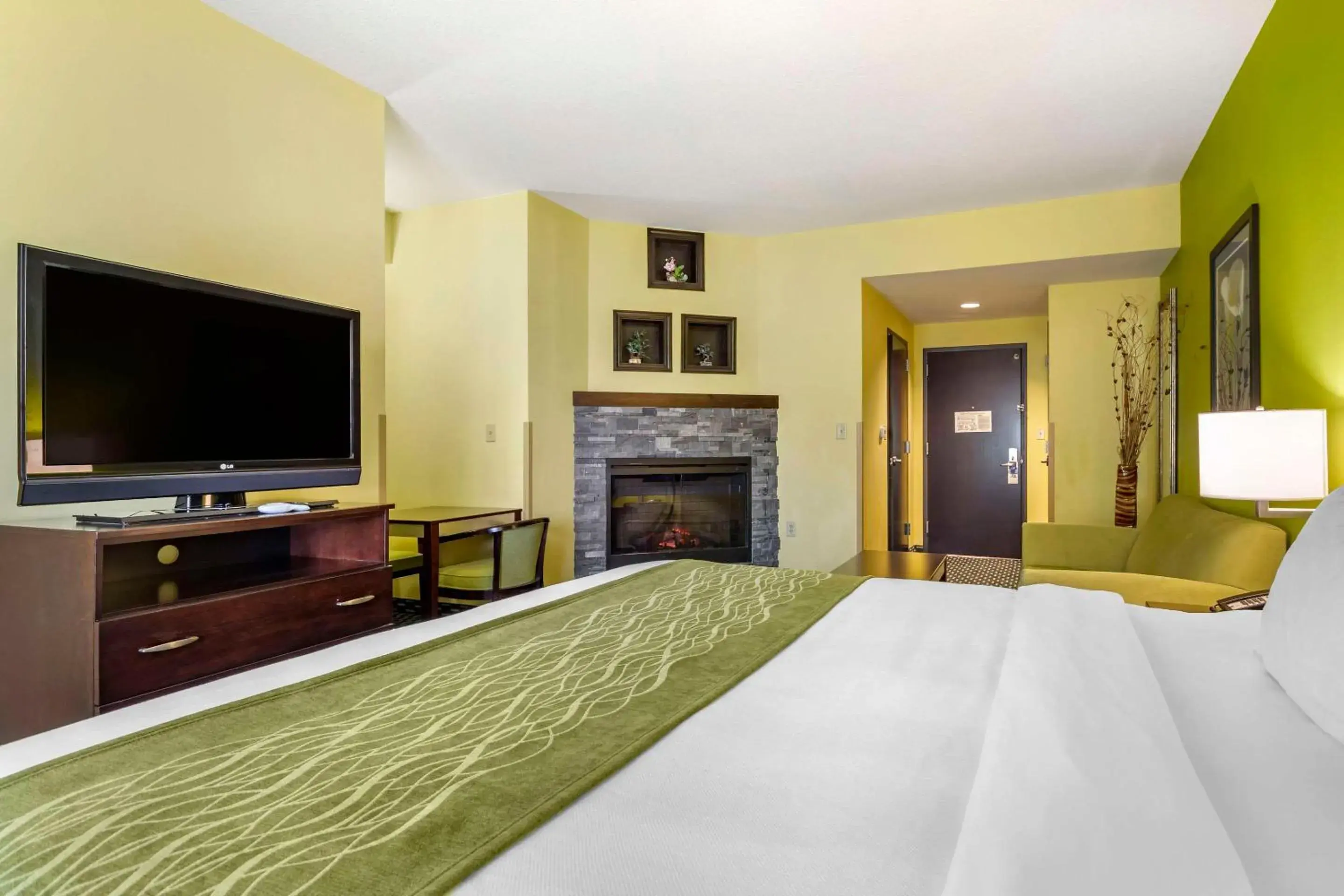 Business King Suite - Non-Smoking in Comfort Inn Athens I - 75 Business King Suite - Non-Smoking in Comfort Inn Athens I - 75