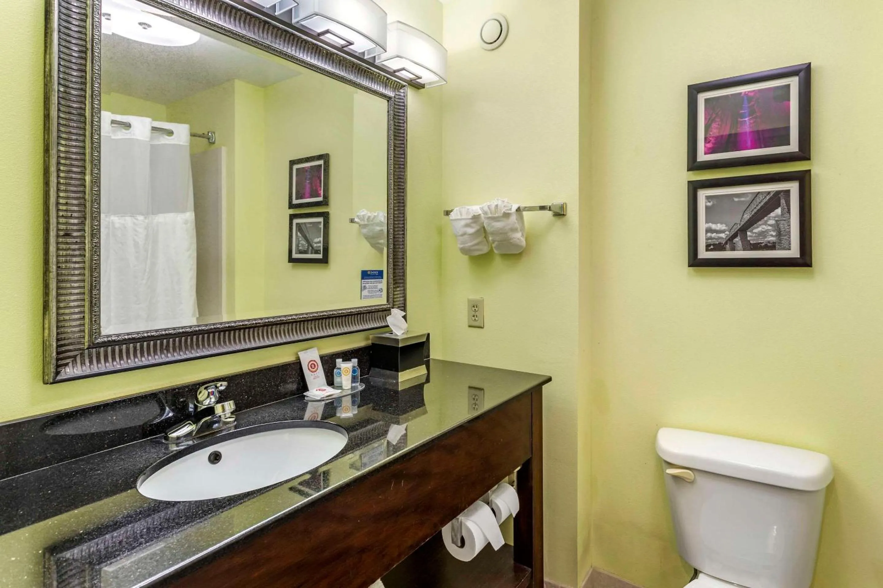 Bedroom in Comfort Inn Athens I - 75