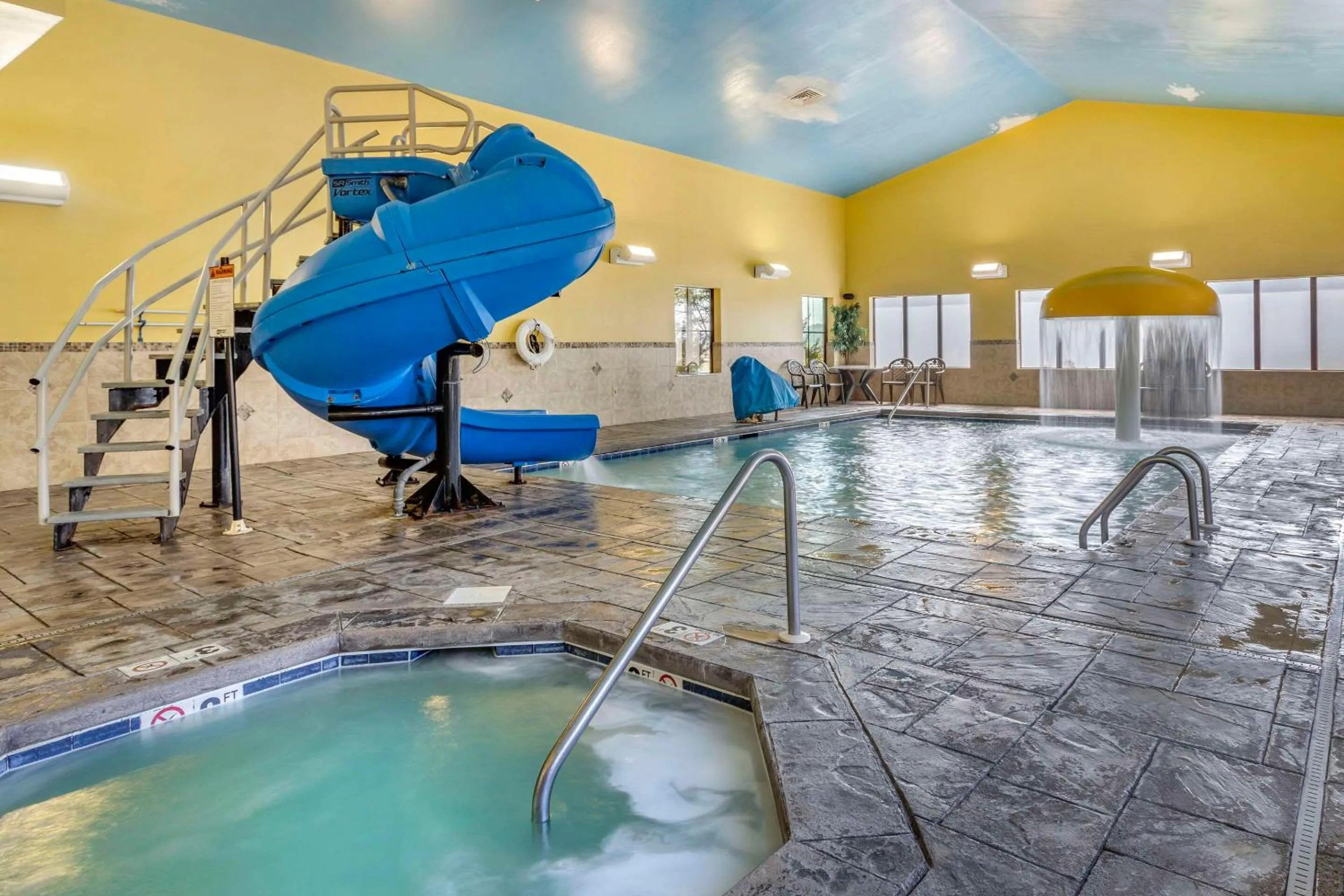 Swimming pool in Comfort Inn Athens I - 75