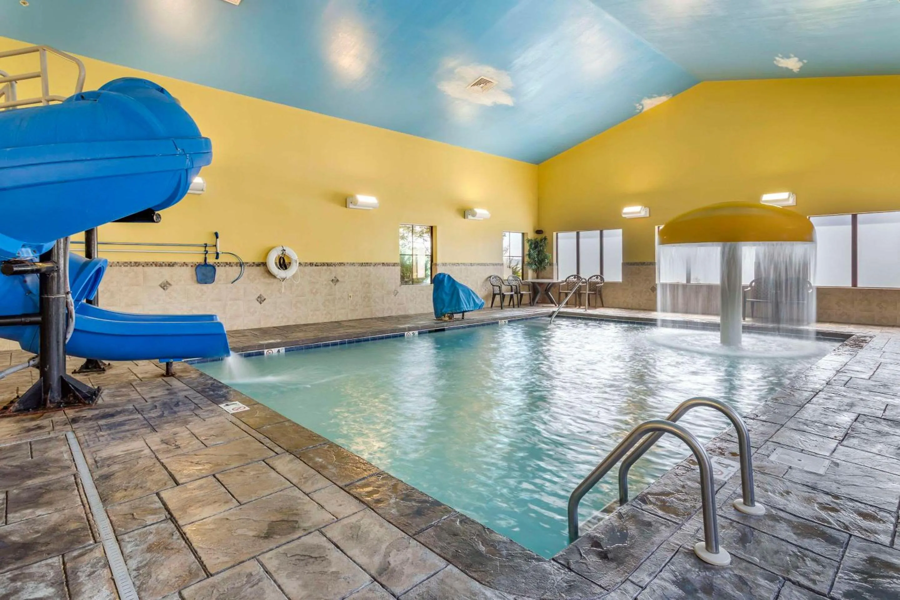 Swimming pool in Comfort Inn Athens I - 75