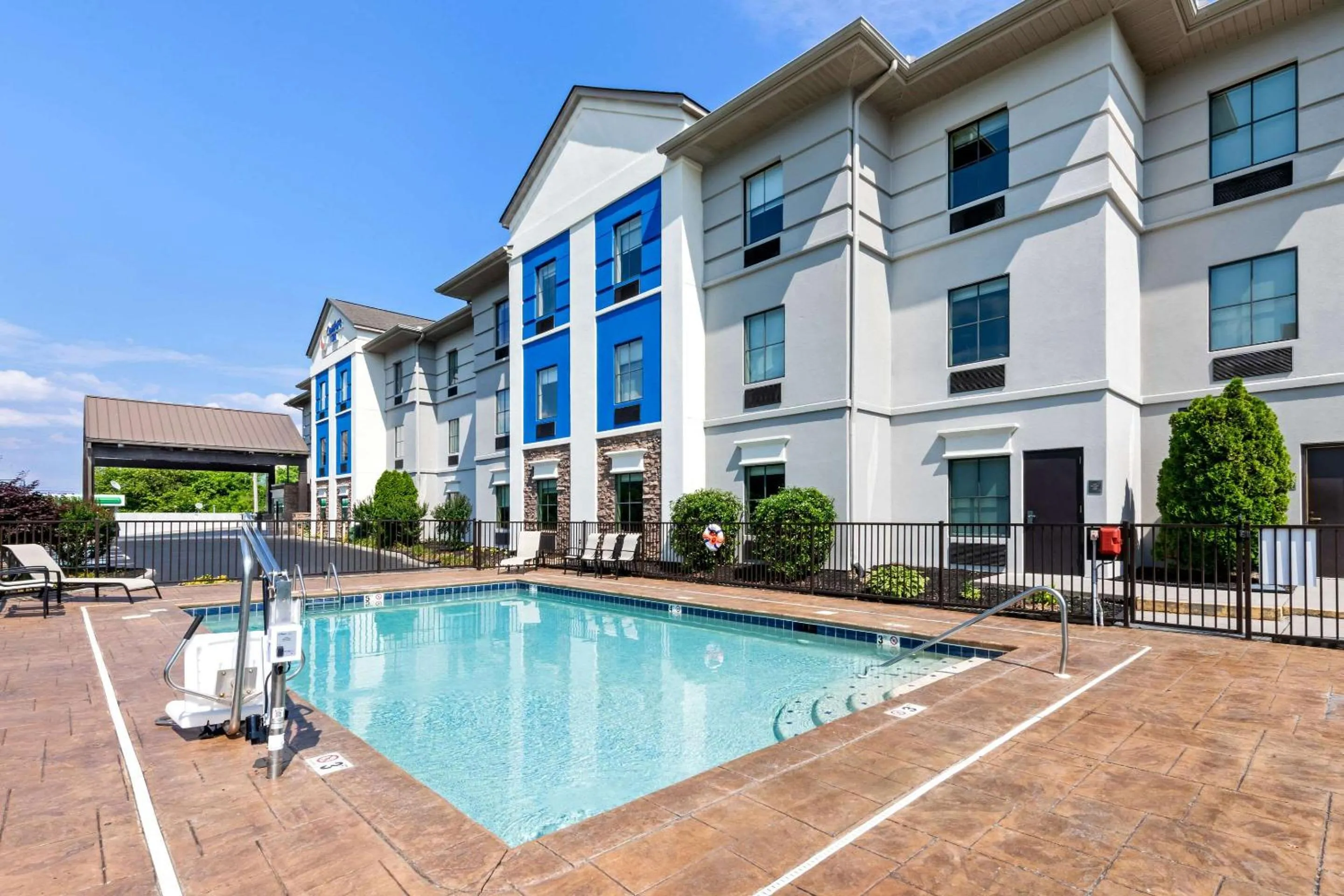 Swimming pool in Comfort Inn Harriman