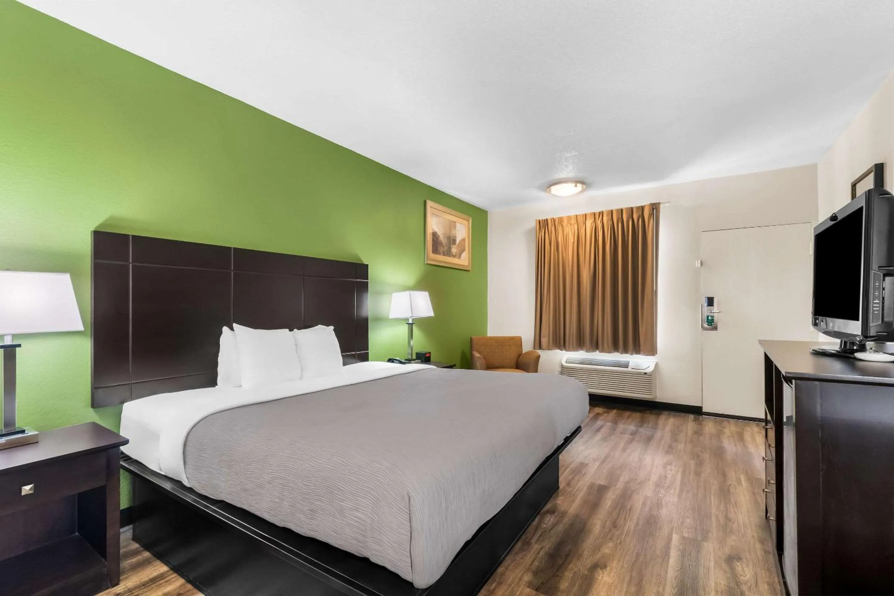 Bedroom, Bed in Quality Inn Tullahoma