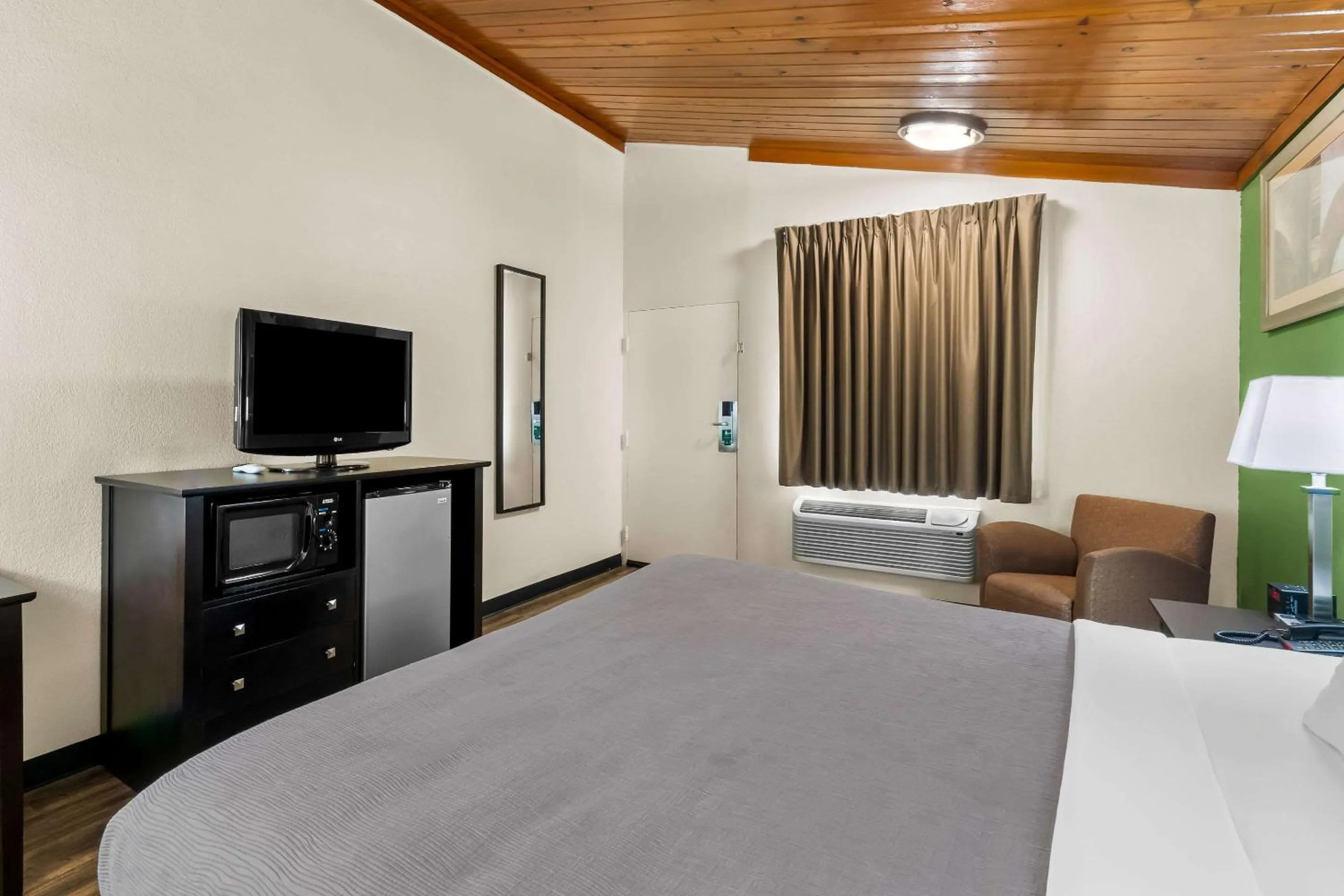 Bedroom, Bed in Quality Inn Tullahoma