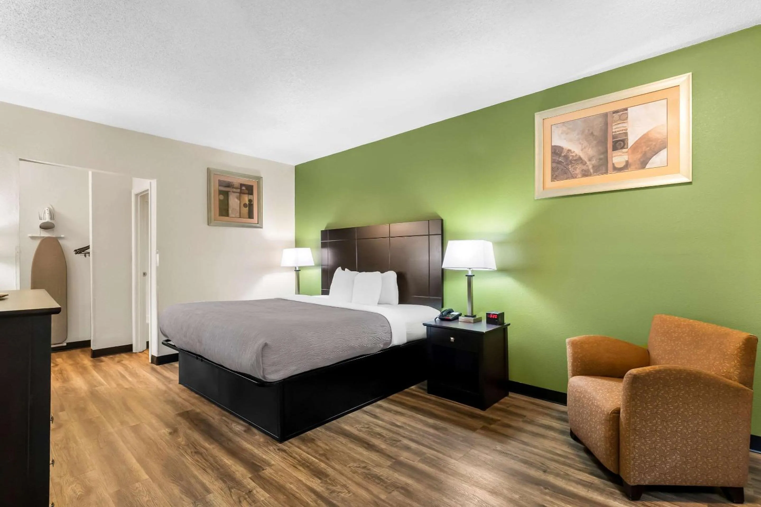 Bedroom, Bed in Quality Inn Tullahoma