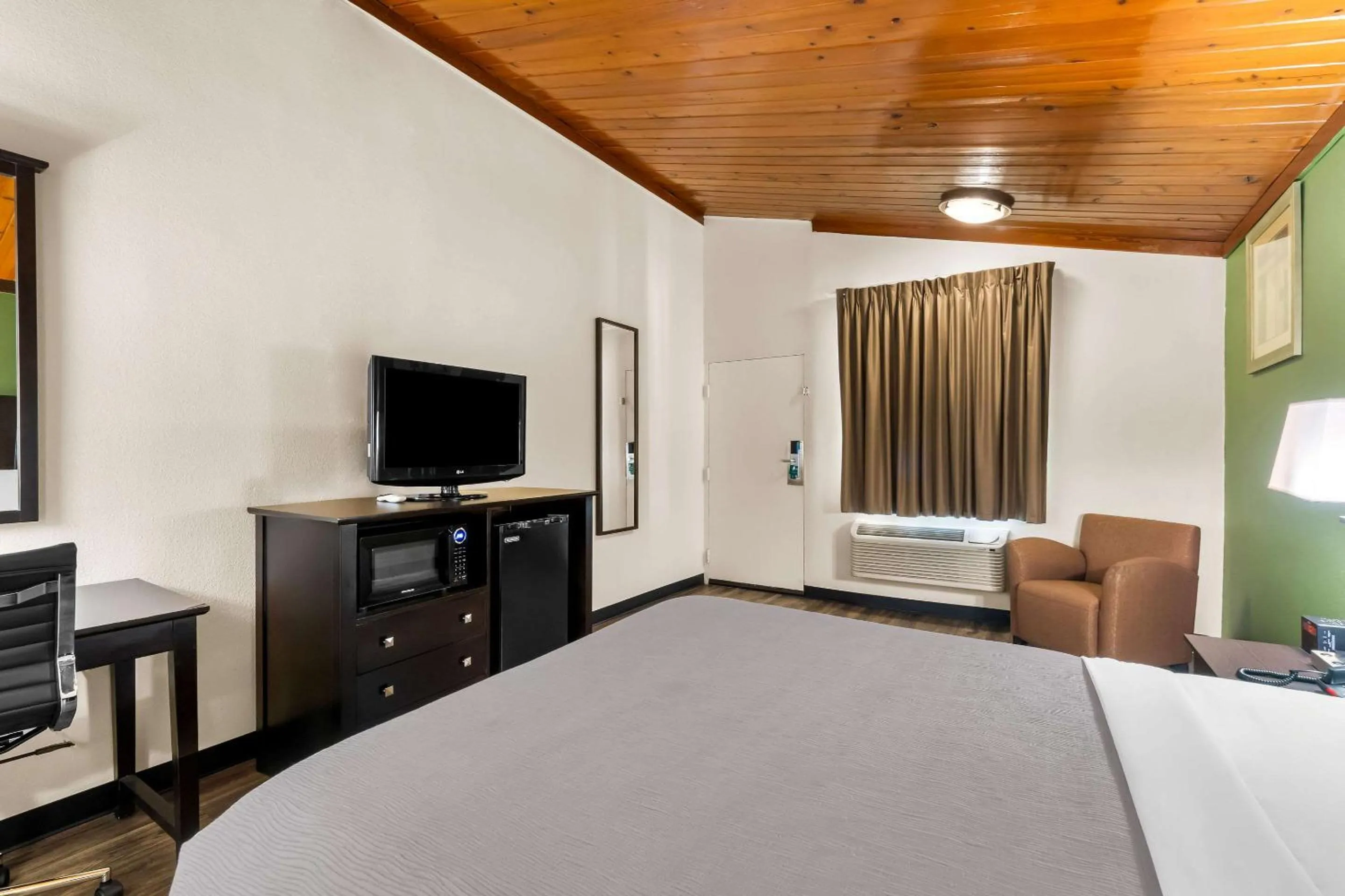 Bedroom, Bed in Quality Inn Tullahoma