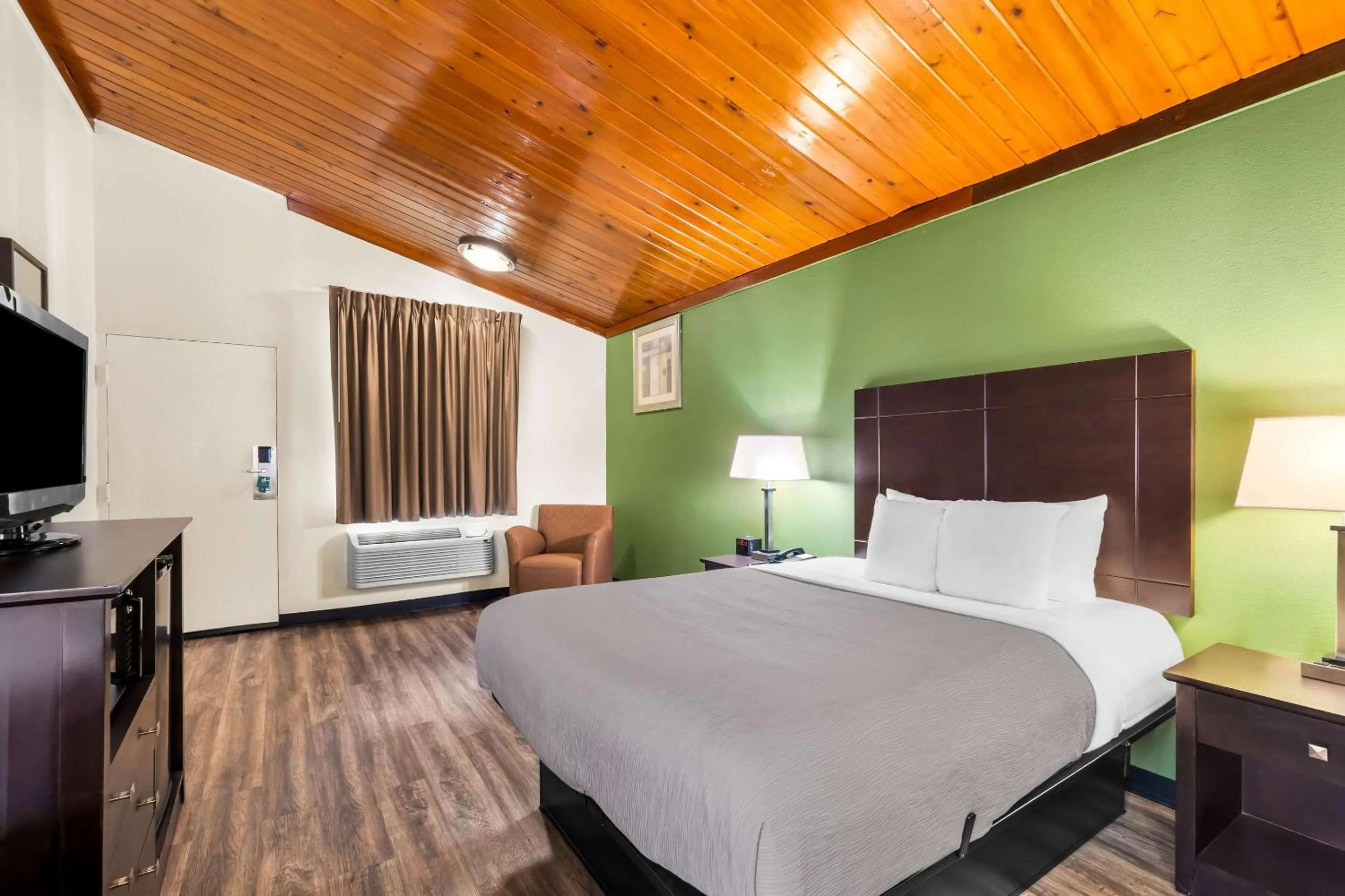 Bedroom, Bed in Quality Inn Tullahoma