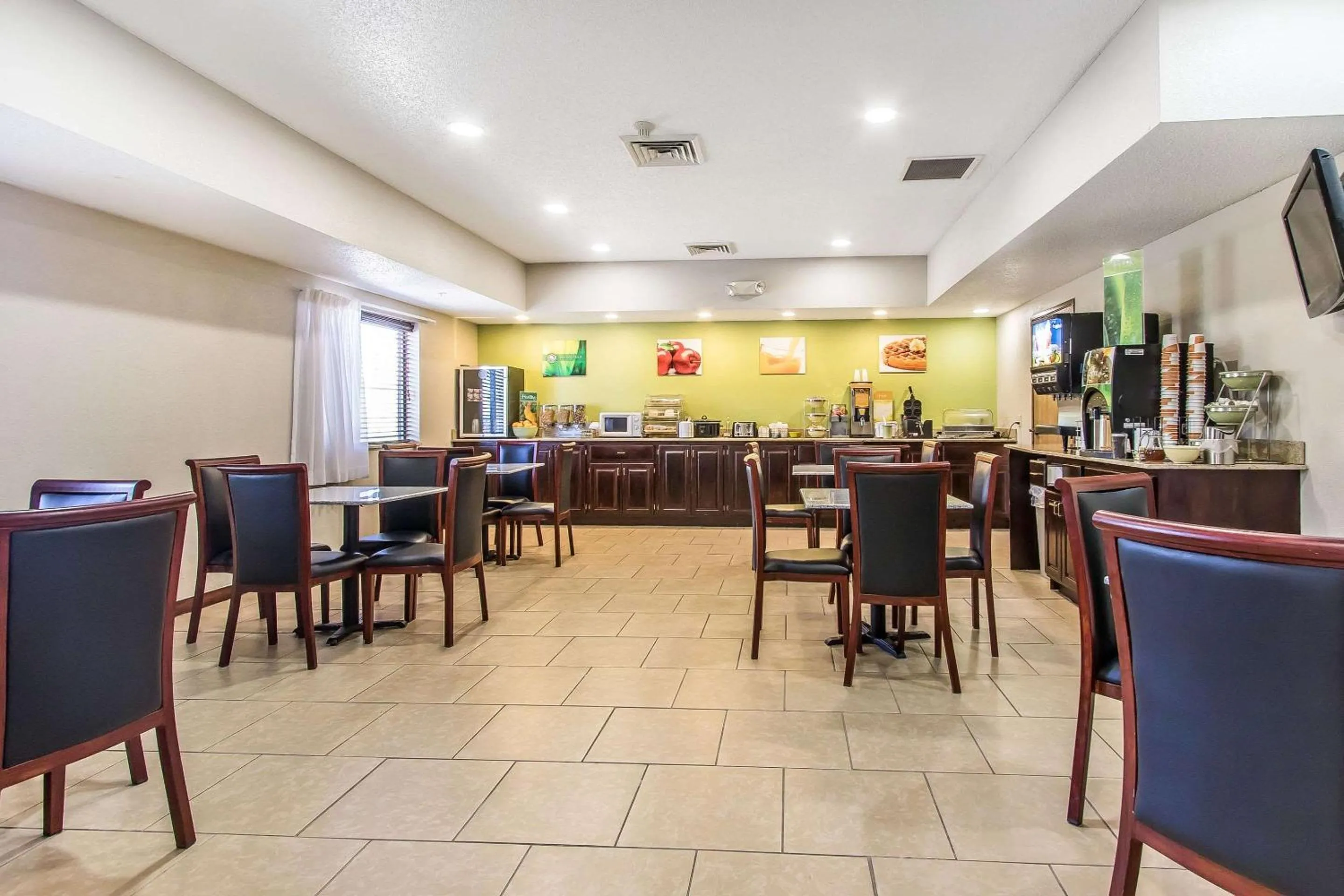 Restaurant/places to eat in Quality Inn & Suites