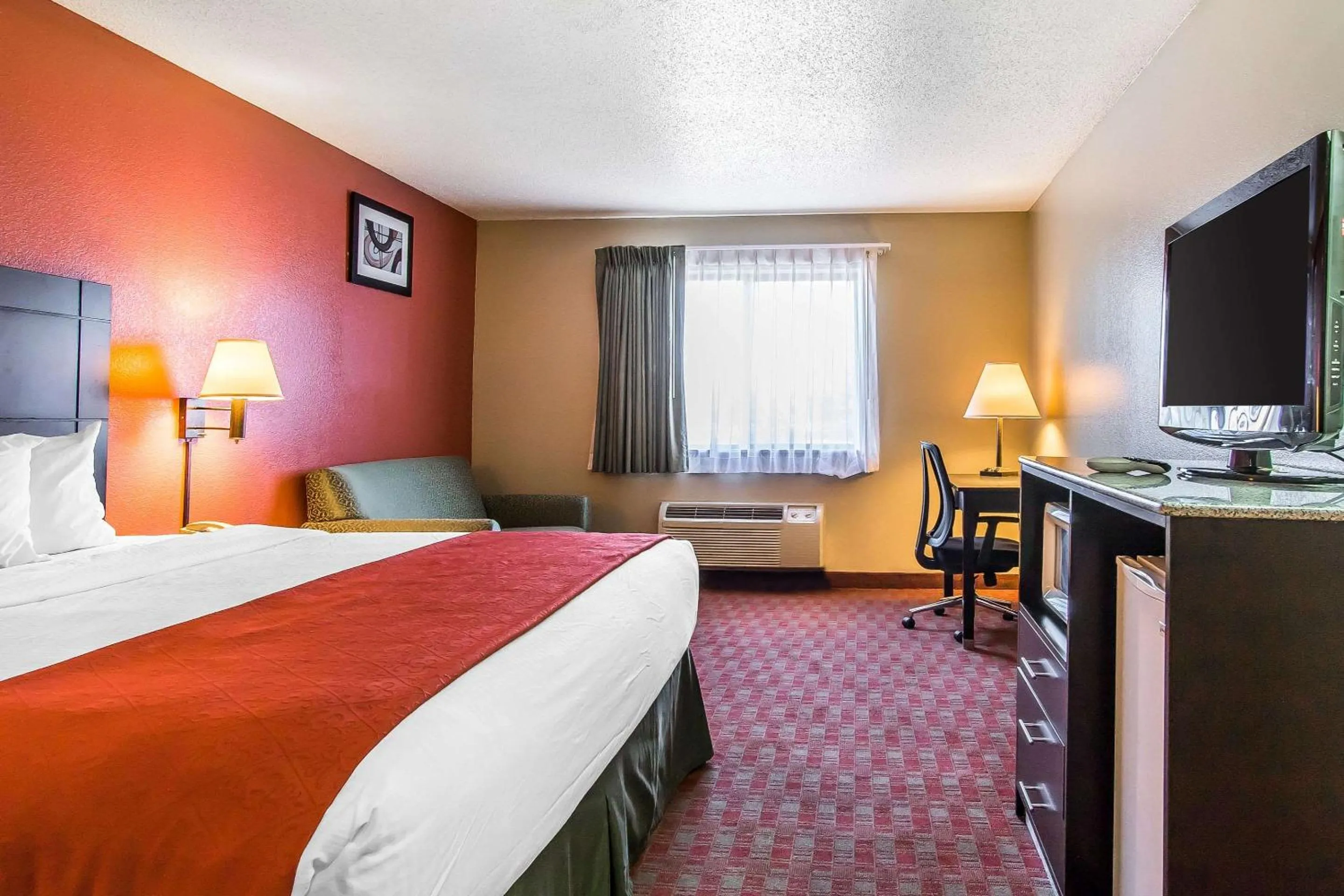 Photo of the whole room, Bed in Quality Inn & Suites