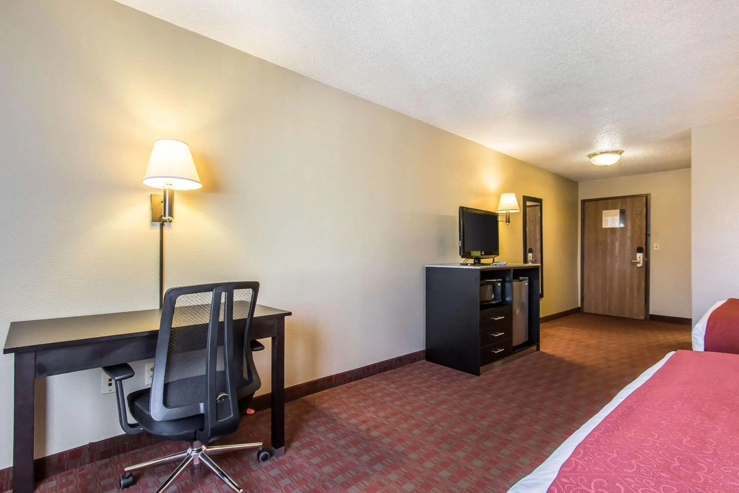 Photo of the whole room, Bed in Quality Inn & Suites