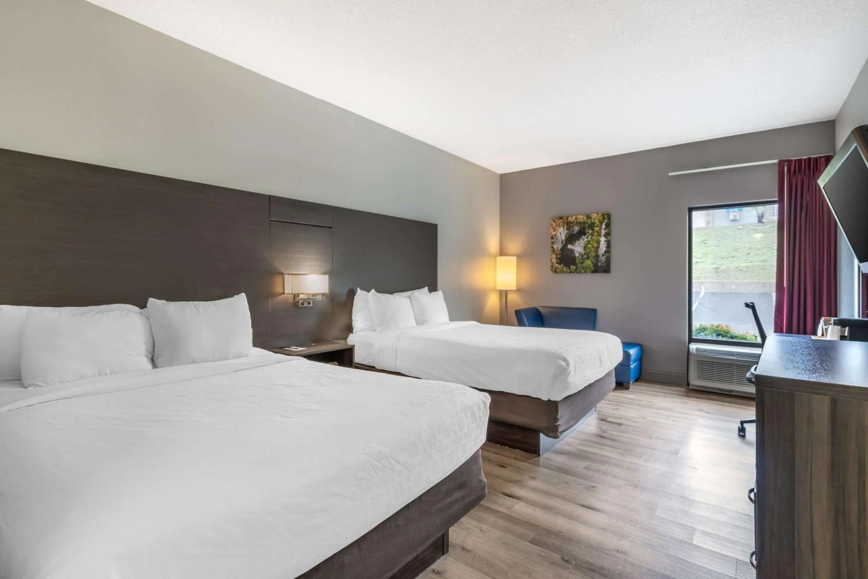 Bedroom, Bed in Clarion Inn near Lookout Mountain